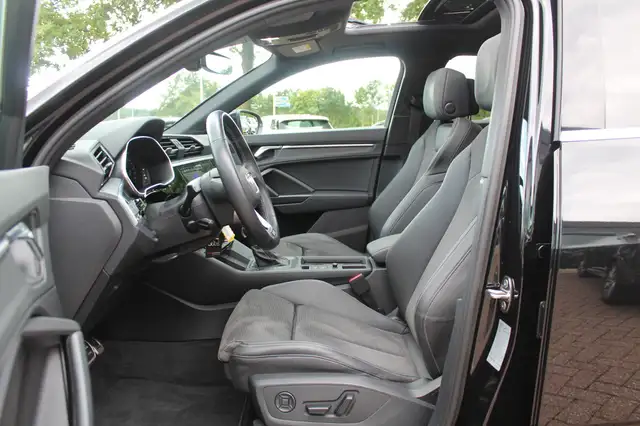 Audi Q3 view 11