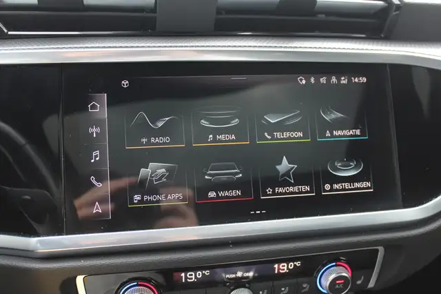 Audi Q3 view 23