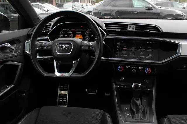 Audi Q3 view 10