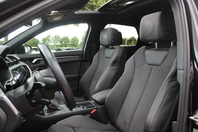 Audi Q3 view 5