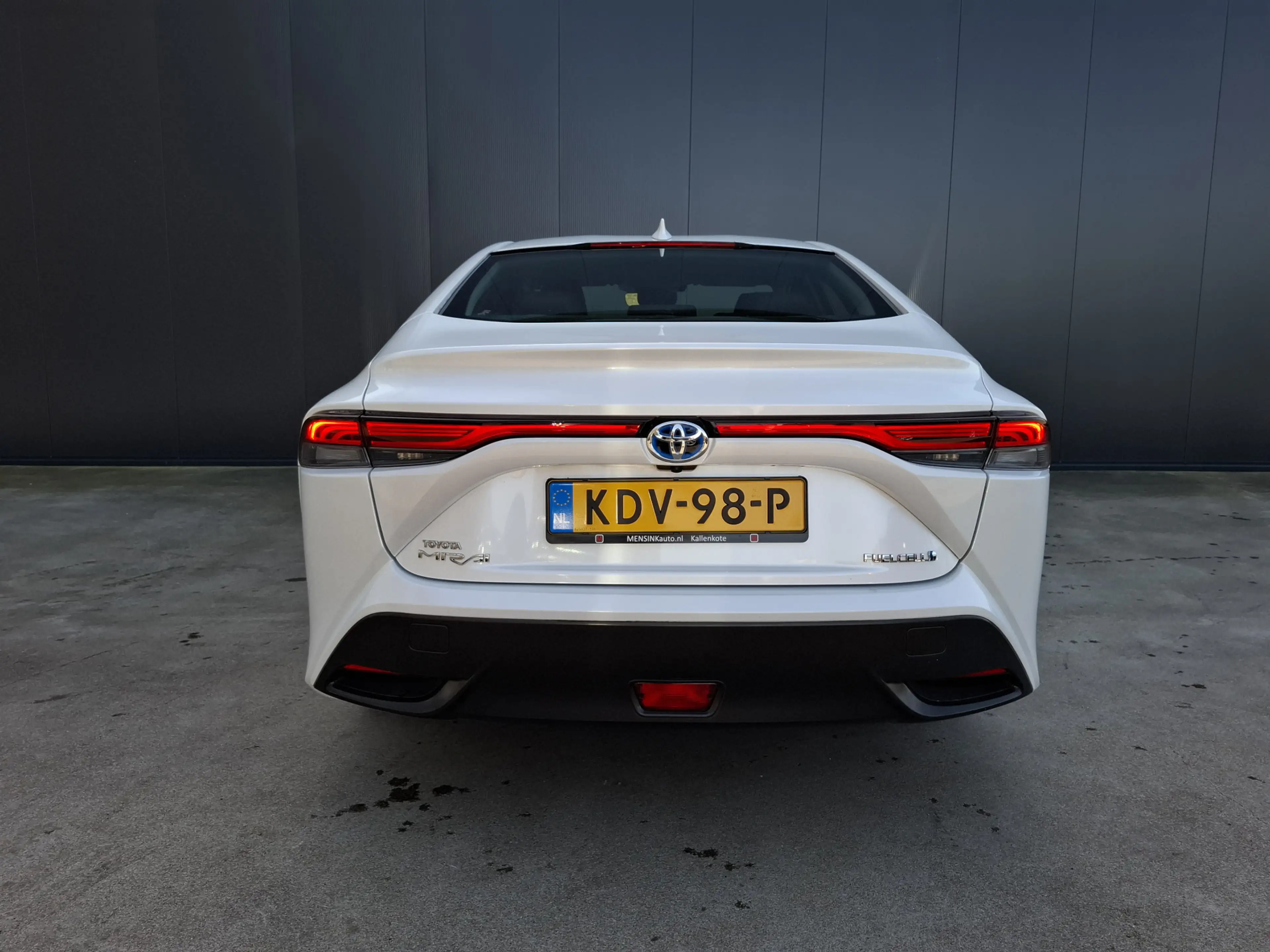 Toyota Mirai WATERSTOF H2 DYNAMIC METALLIC JBL AUDIO APPLE CARP — photo 12