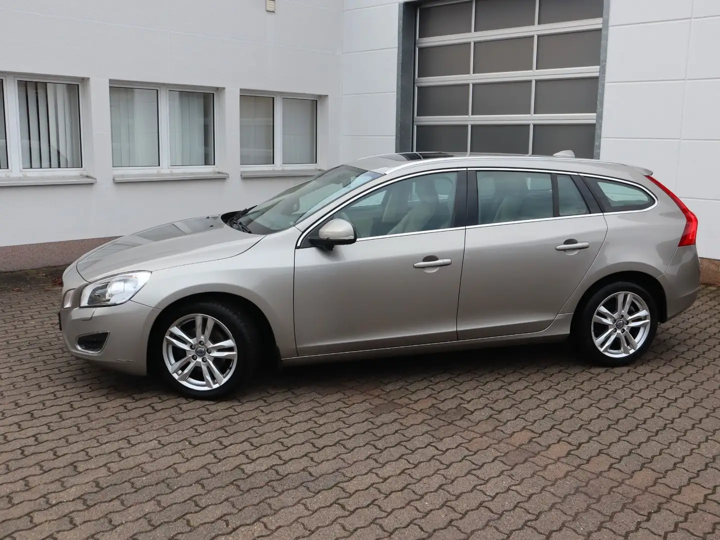 Volvo V60 D3 Summum*SD*AHZV*BLIS* Braun - 2