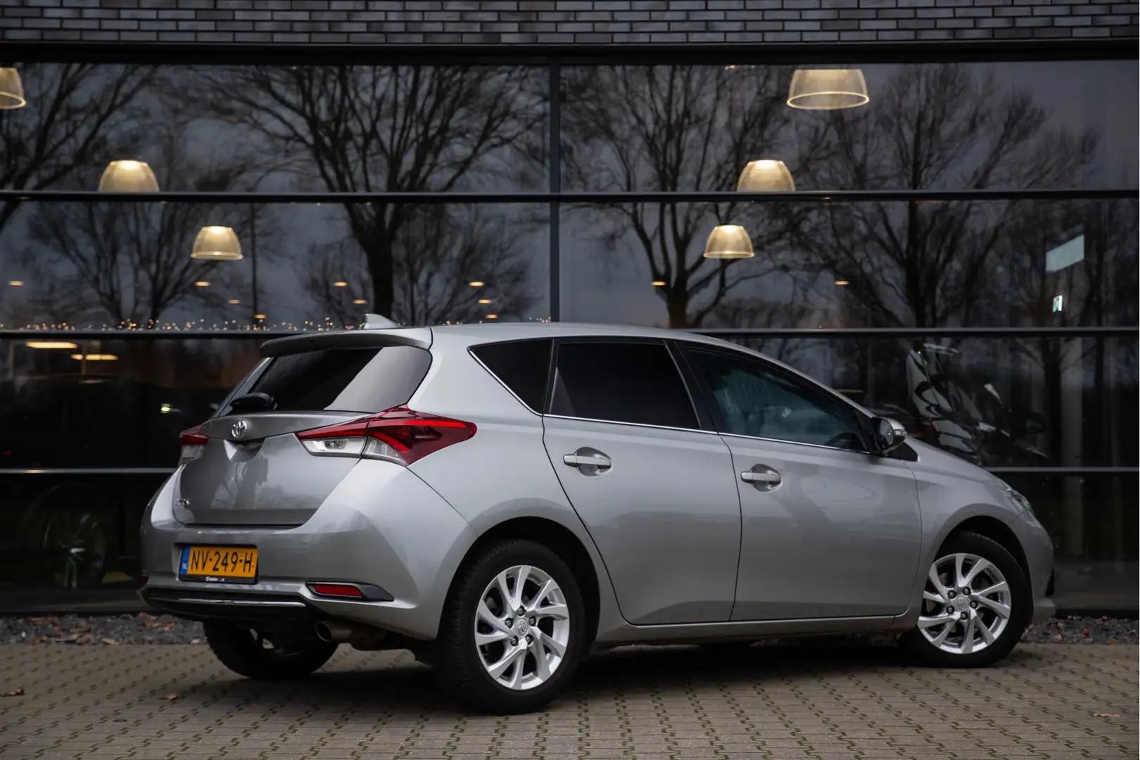 Toyota Auris 1.2T Trend , Achteruitrijcamera, Panoramadak, Navi Grau - 2