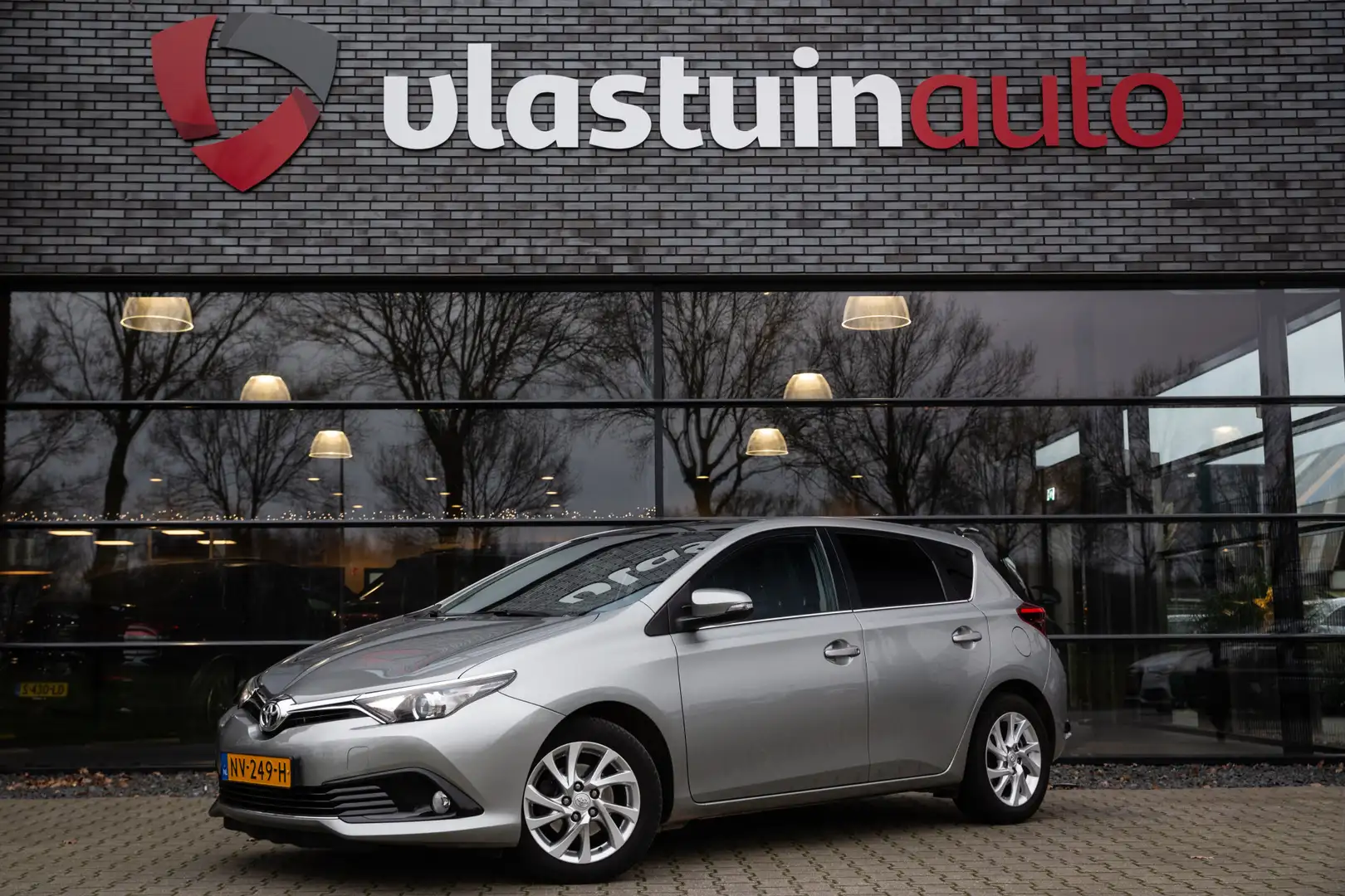 Toyota Auris 1.2T Trend , Achteruitrijcamera, Panoramadak, Navi Grau - 1