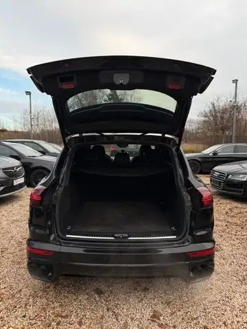 Porsche Cayenne view 15