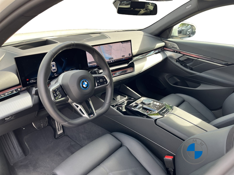 BMW 550 e xDrive Touring M Sport 19" AHK Pano B&W — photo 9