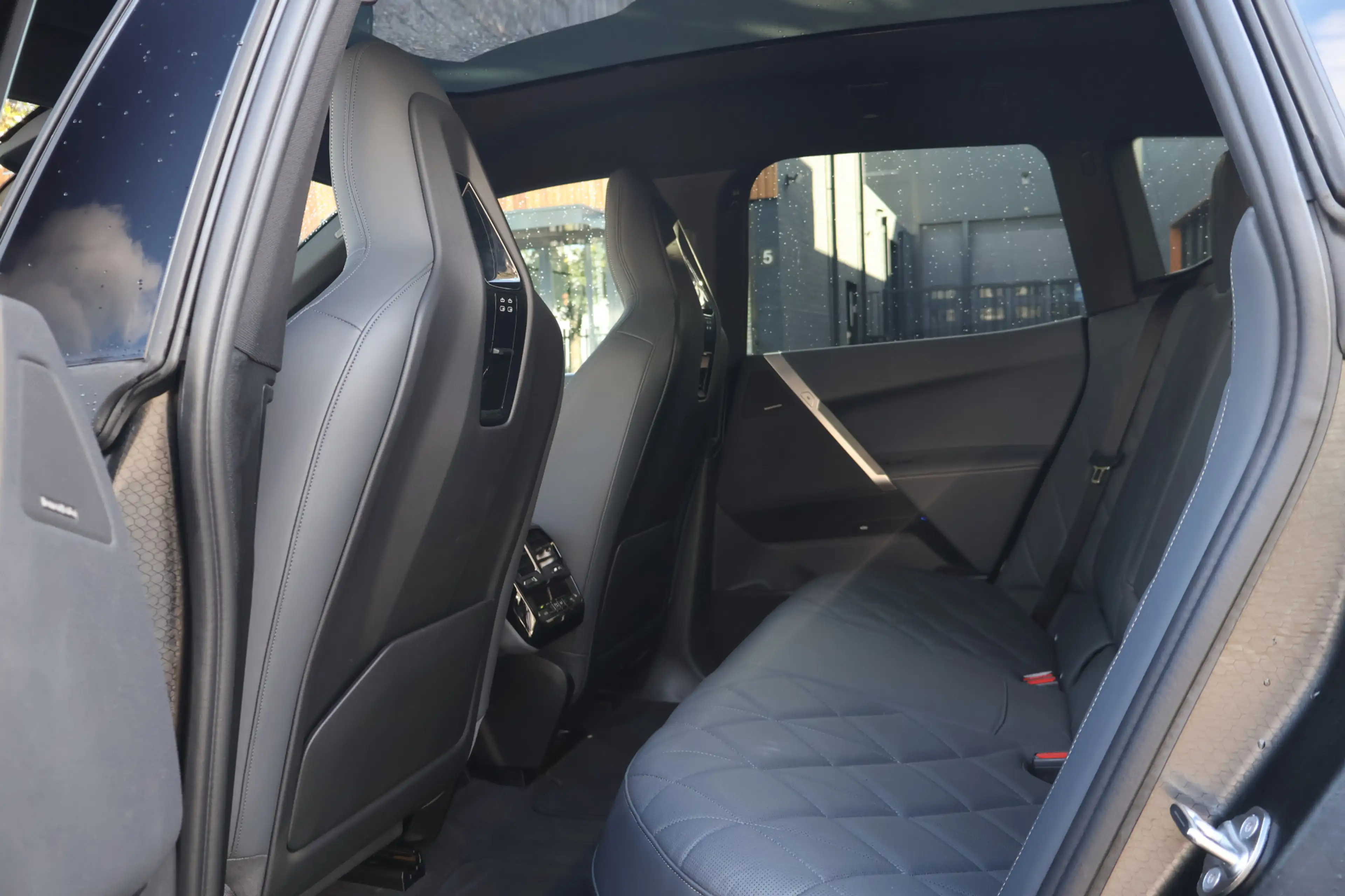 BMW iX xDrive40 / Sportpakket / Panoramadak Sky Lounge / — photo 6