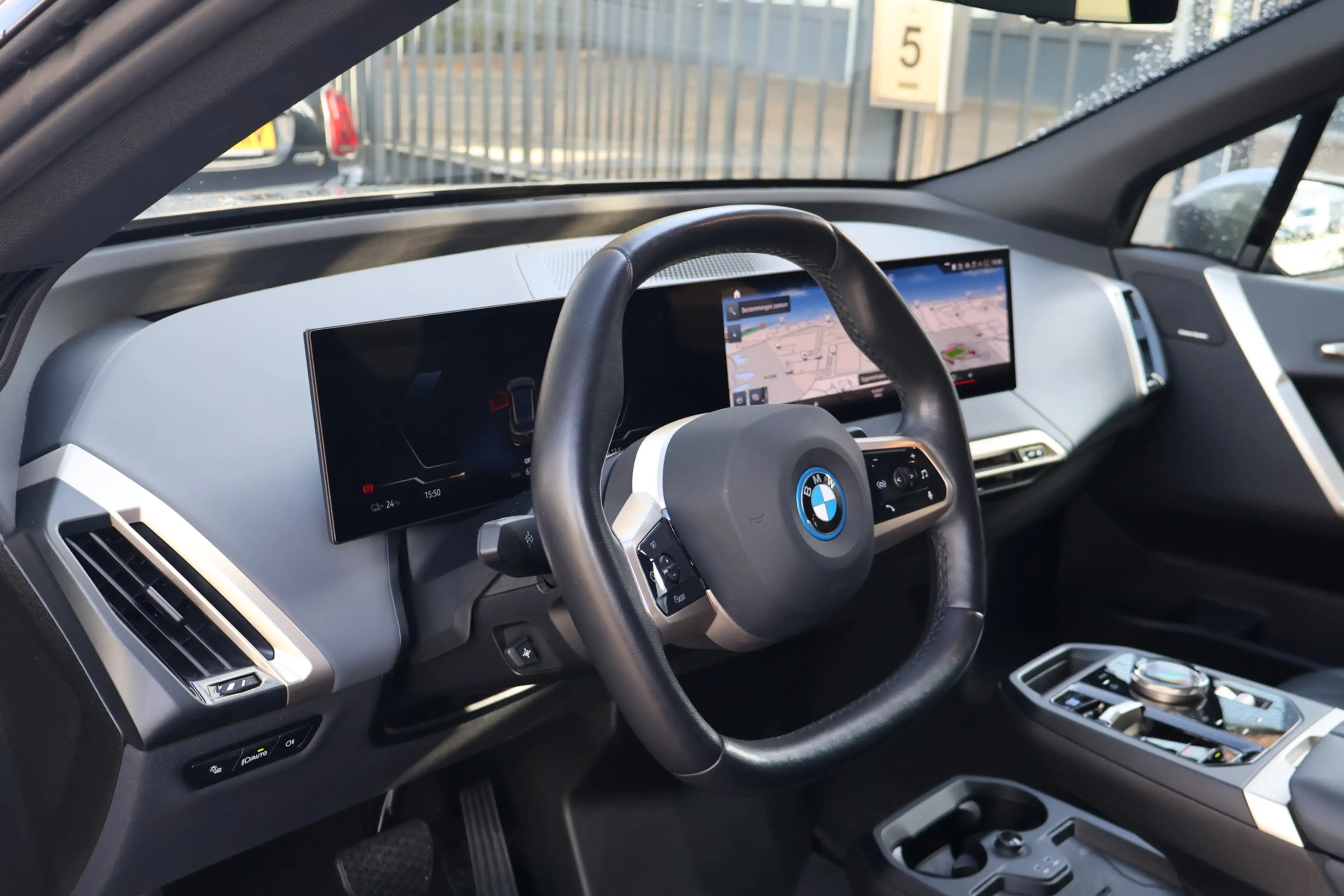 BMW iX xDrive40 / Sportpakket / Panoramadak Sky Lounge / — photo 15