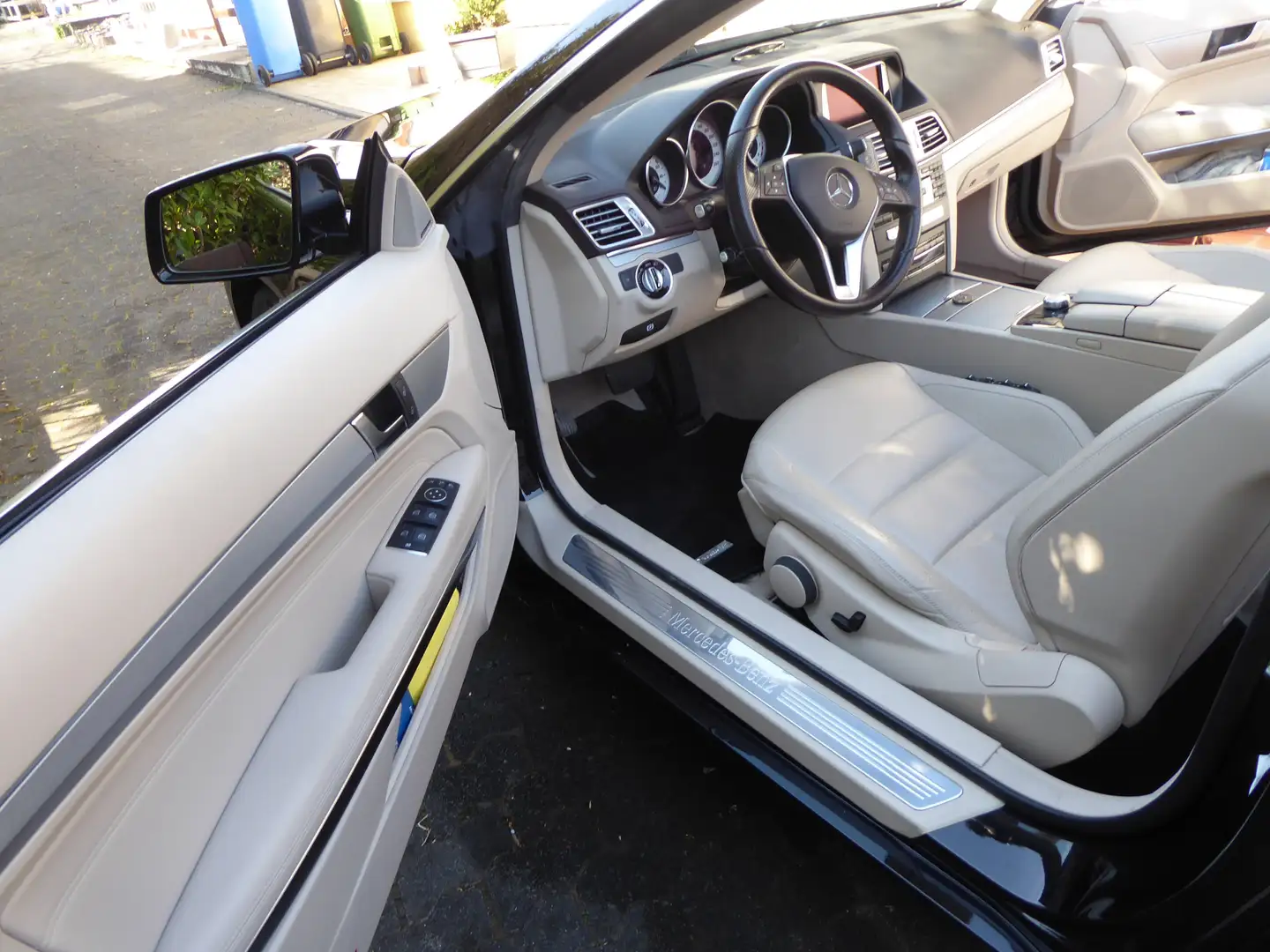Mercedes-Benz E 250 E-Klasse Cabrio Cabrio 7G-TRONIC Schwarz - 1