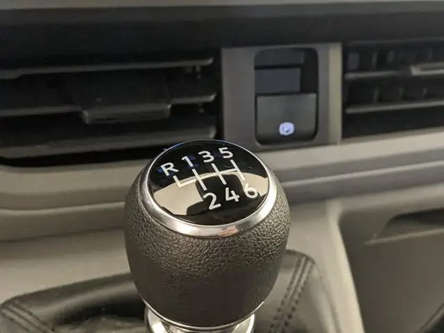Volkswagen Transporter view 11