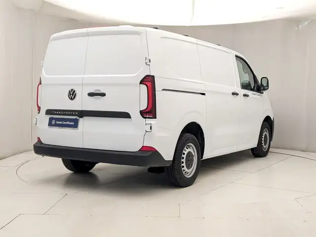 Volkswagen Transporter view 4