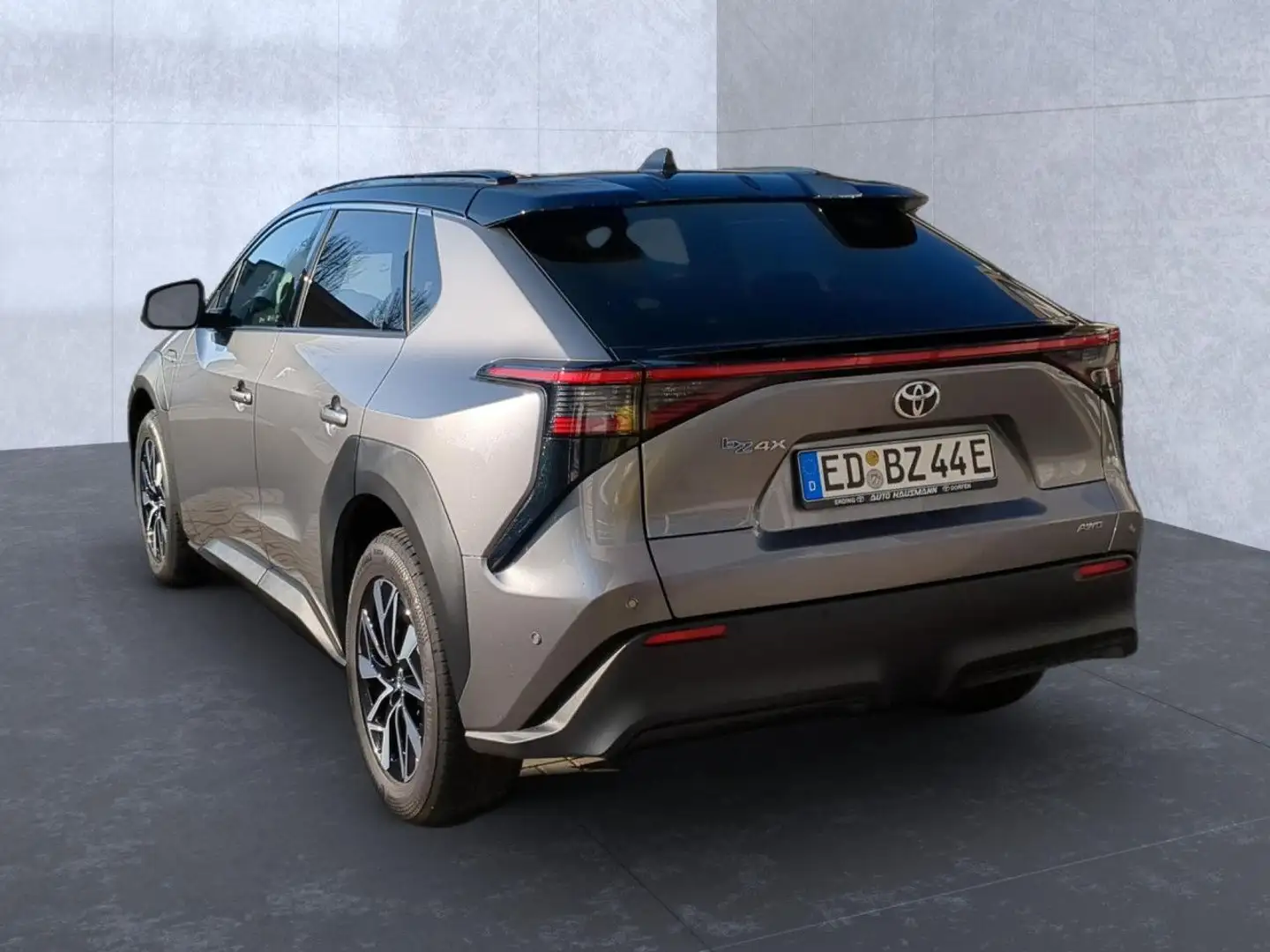 Toyota bZ4X 160kW AWD 5 Türer Bluetooth Navi LED Klima Schwarz - 2