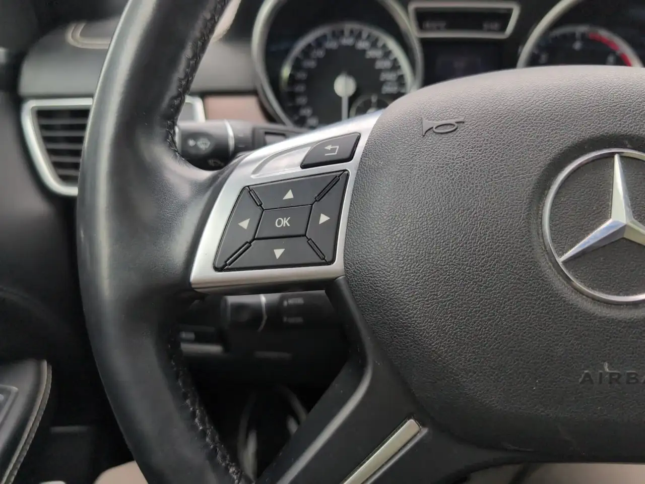 Mercedes-Benz M-Class снимка Mercedes-Benz M-Class