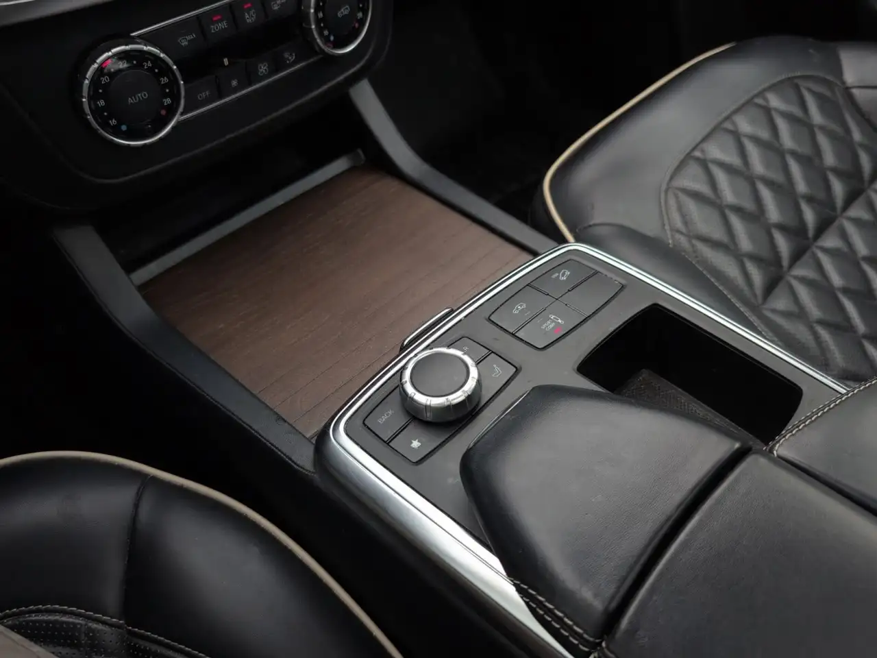 Mercedes-Benz M-Class снимка Mercedes-Benz M-Class