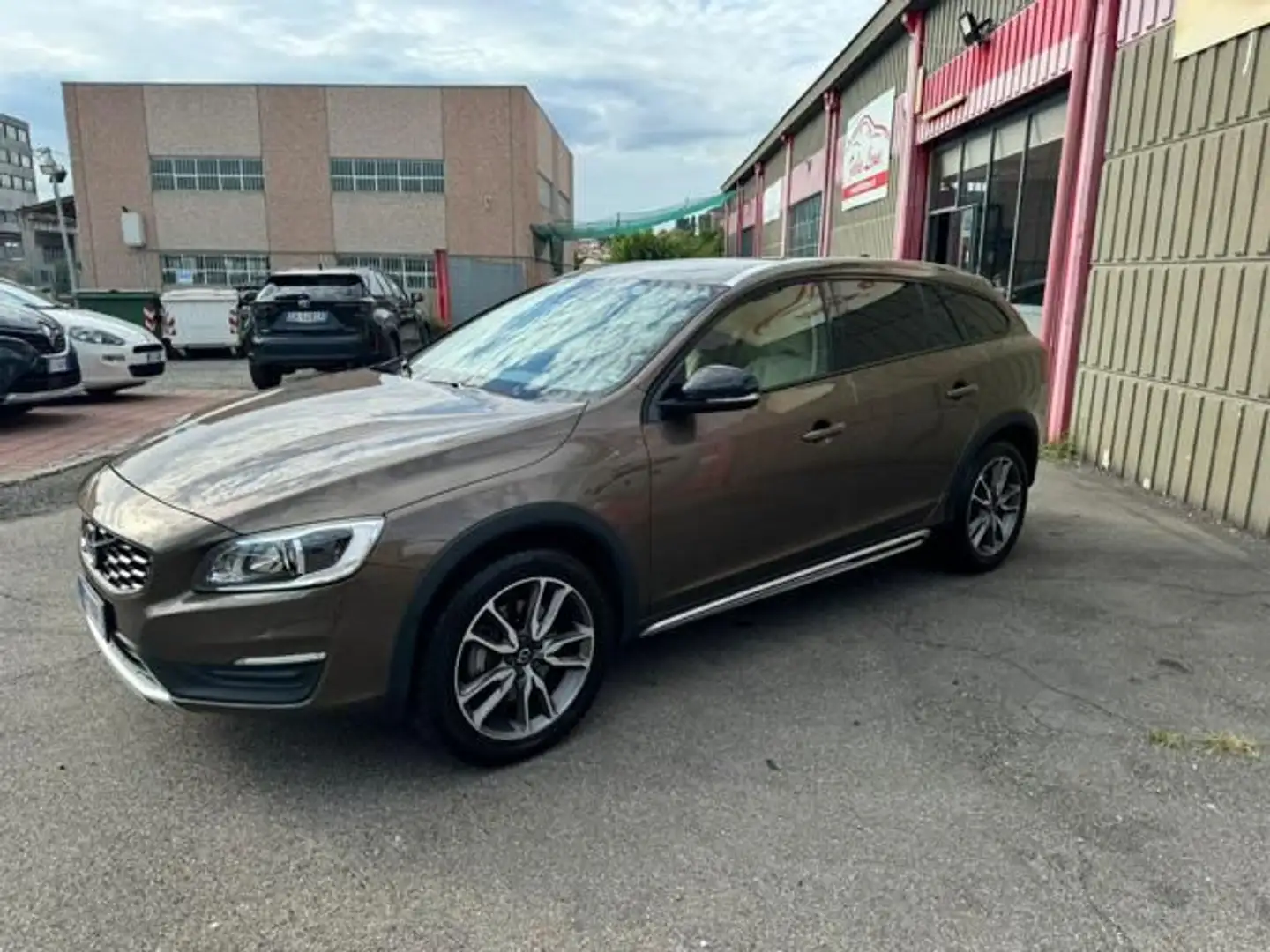 Volvo V60 Cross Country D3 Geartronic Business Plus Brun - 1