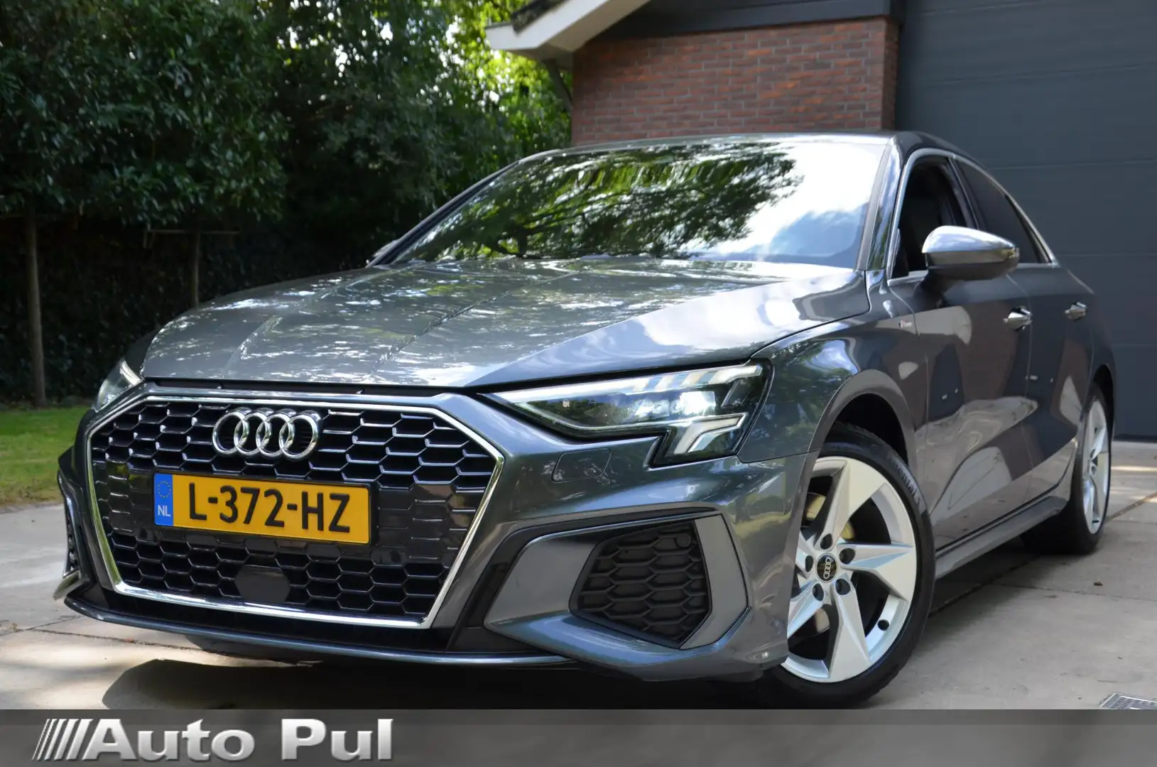 Audi A3 Limousine 30 TFSI S Line Edition Automaat/Navi/Pdc Grijs - 1