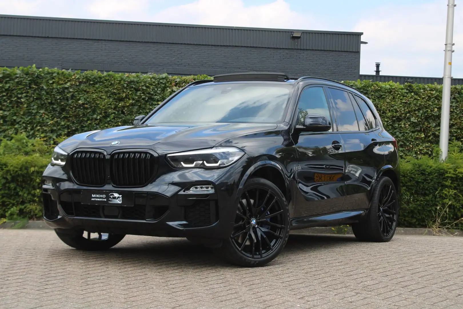 BMW X5 XDrive45e | M Sport | Panoramadak | Luchtvering | Zwart - 1