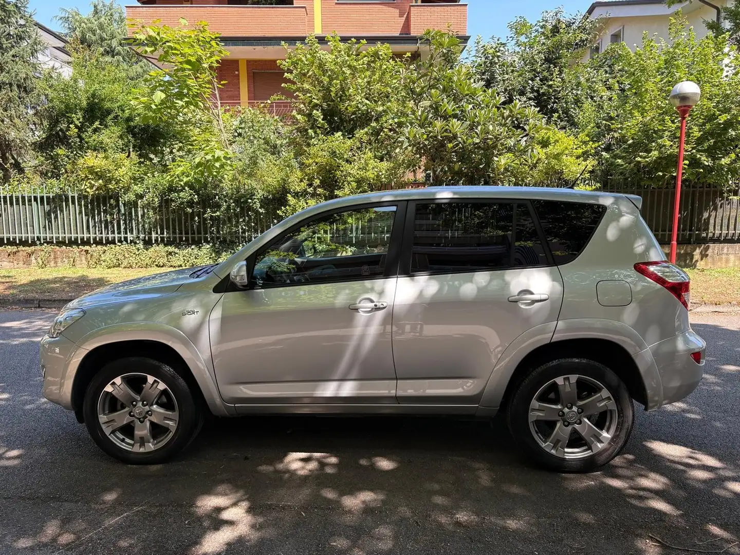 Toyota RAV 4 RAV4 Crossover 2.2 D-Cat A/T 150 CV Luxury Grigio - 2