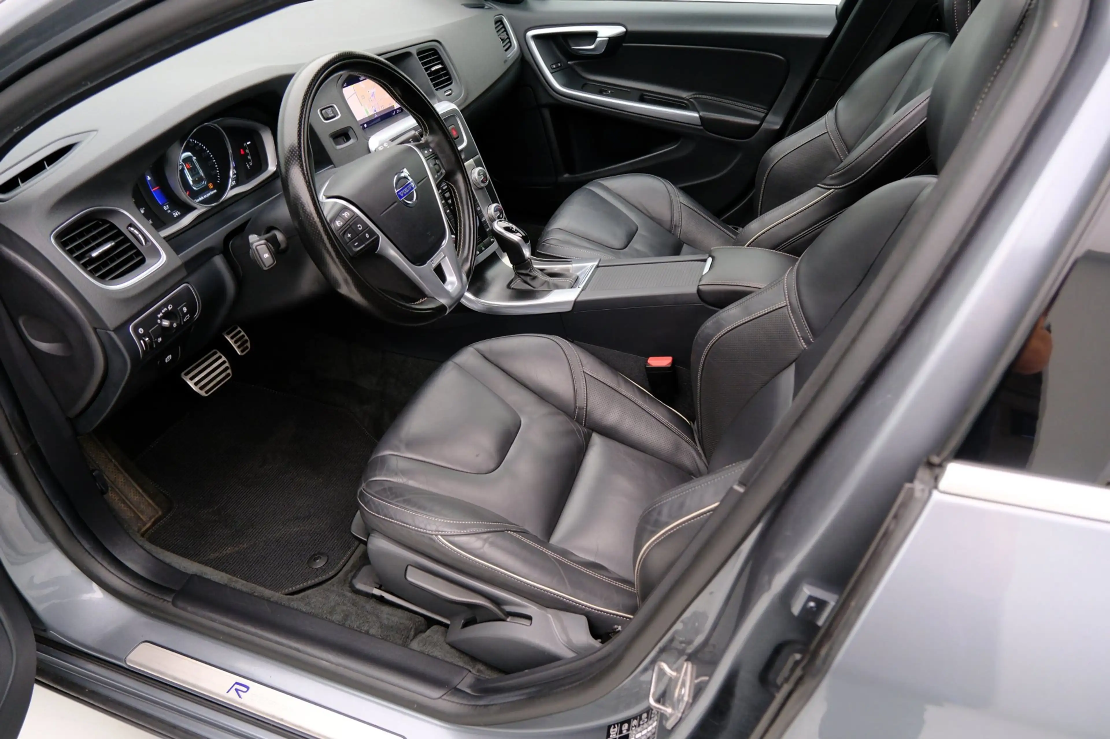 Volvo V60 2.0 T4 190pk Business Sport Aut. Pano|Leder|Sports — photo 2