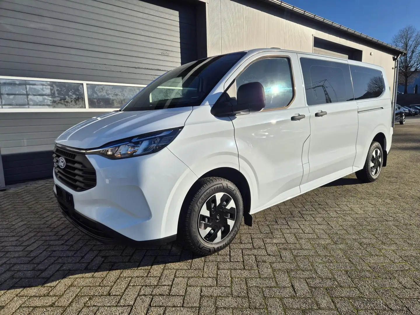 Ford Transit Custom Kombi 9-Sitzer L2 2.5 Duratec PHEV 233PS Automa... Weiß - 1