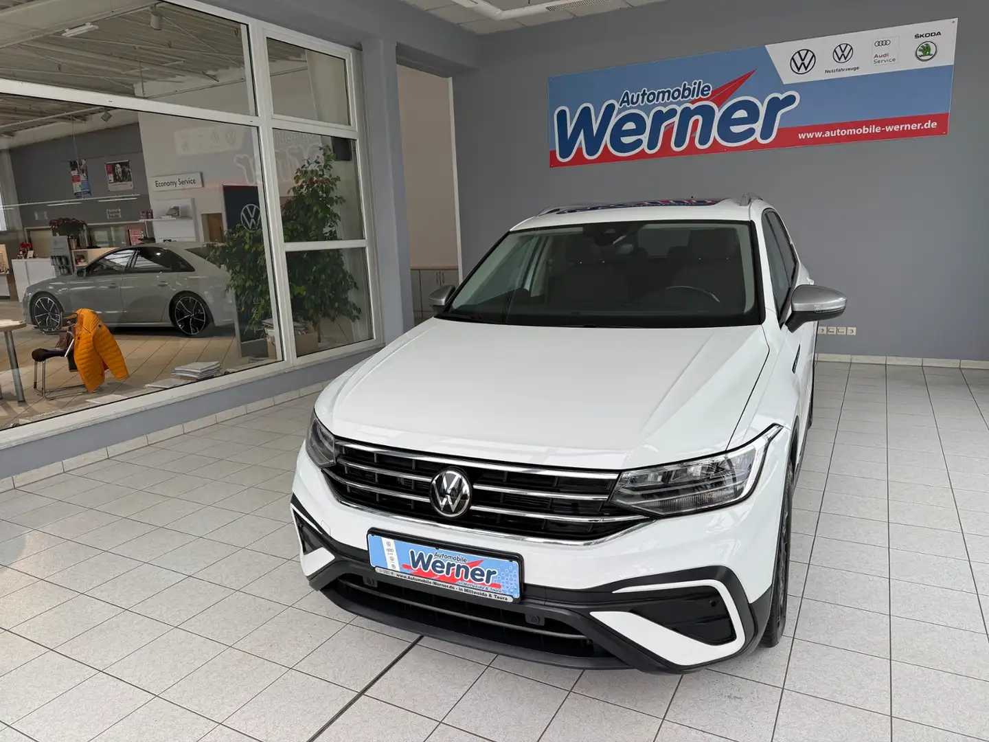 Volkswagen Tiguan Allspace Life 1.5TSI Navi PanoDach LED Weiß - 2