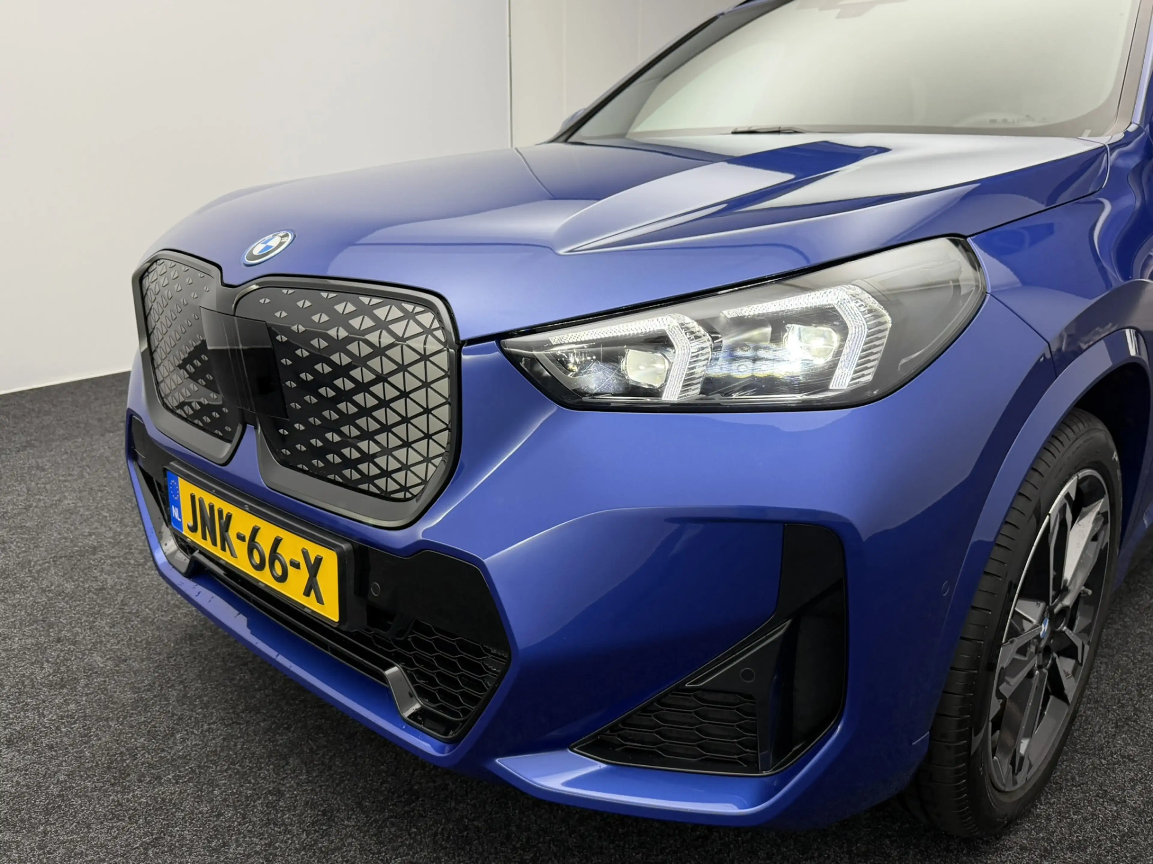 BMW iX1 eDrive20 67 kWh M-Sport Shadow Line SOH 98,3% | Or — photo 3