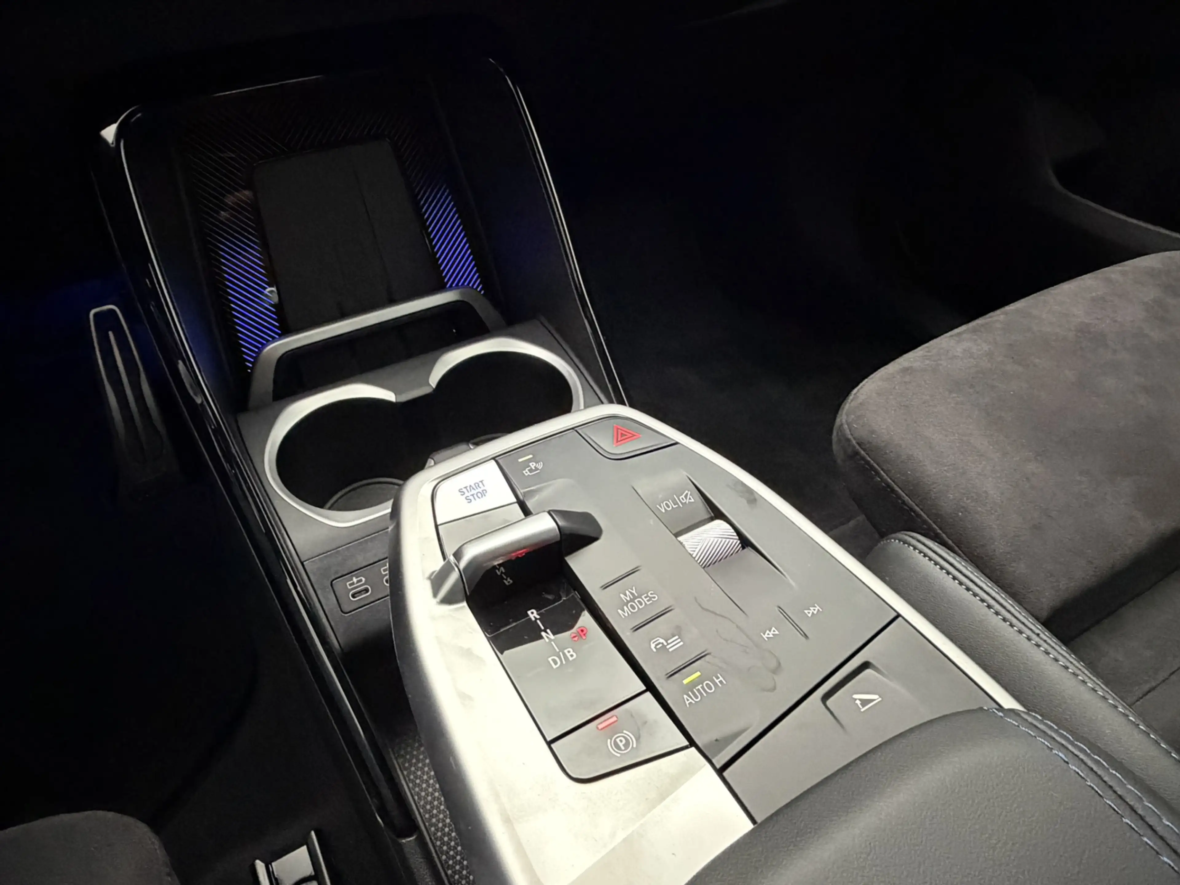 BMW iX1 eDrive20 67 kWh M-Sport Shadow Line SOH 98,3% | Or — photo 14