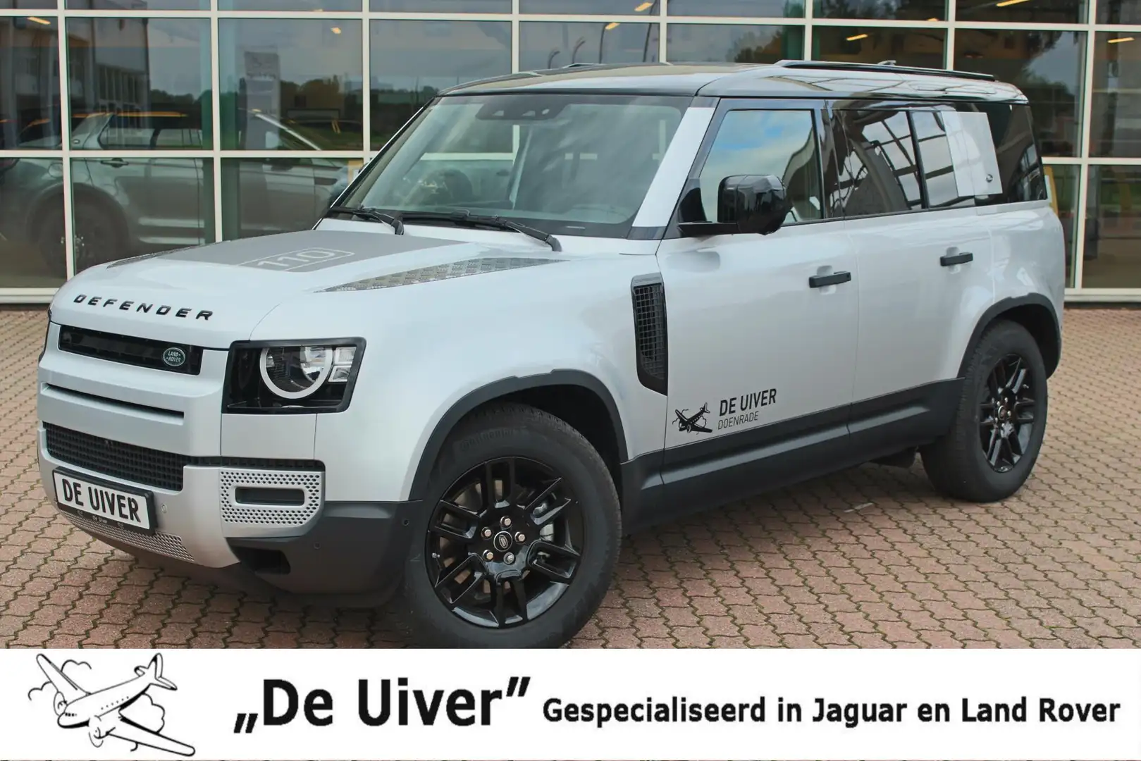 Land Rover Defender D240 110 S 7 Seater Nwp: € 129.487,- Zilver - 1