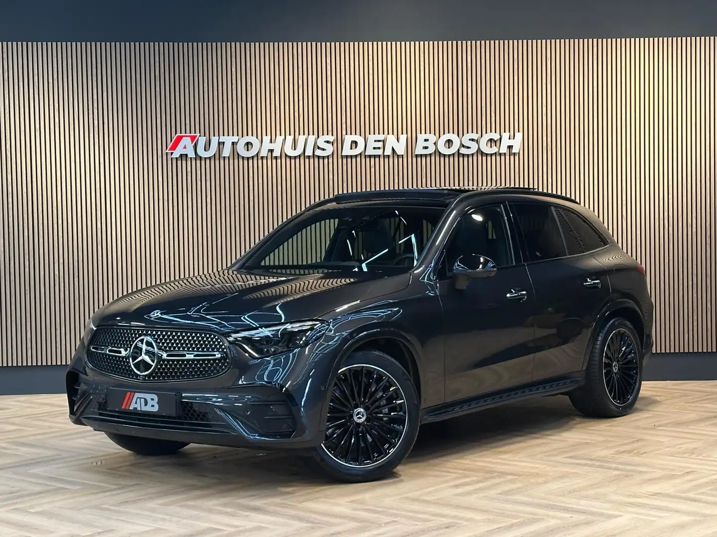 Mercedes-Benz GLC 300 300e 4MATIC AMG Line - Pano - Lucht Grijs - 1