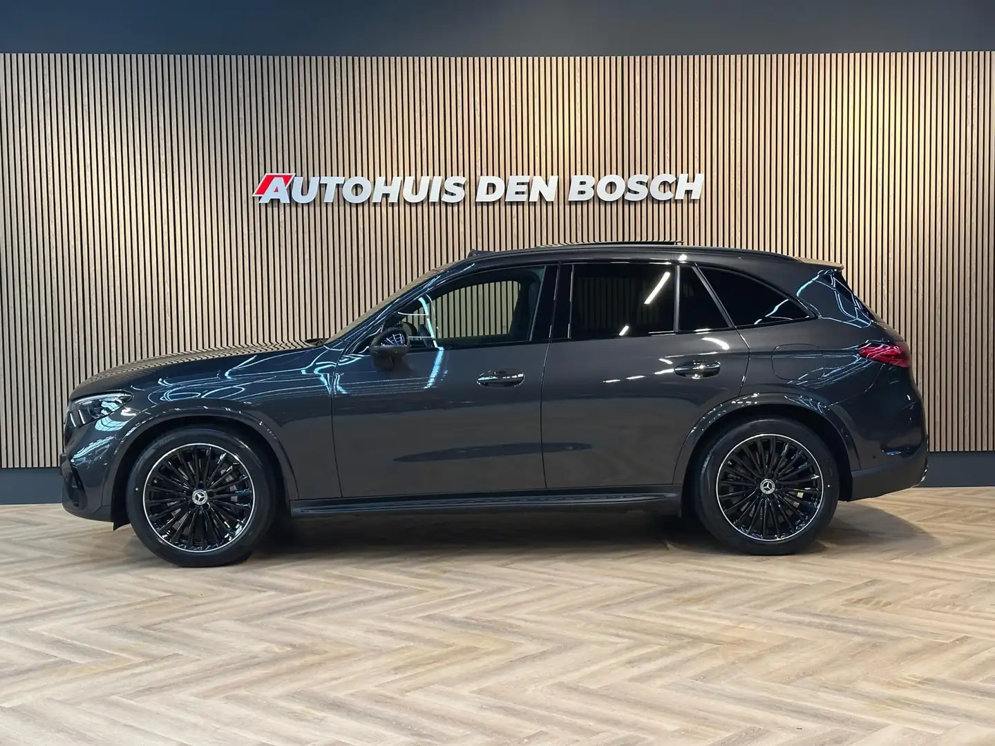 Mercedes-Benz GLC 300 300e 4MATIC AMG Line - Pano - Lucht Grijs - 2