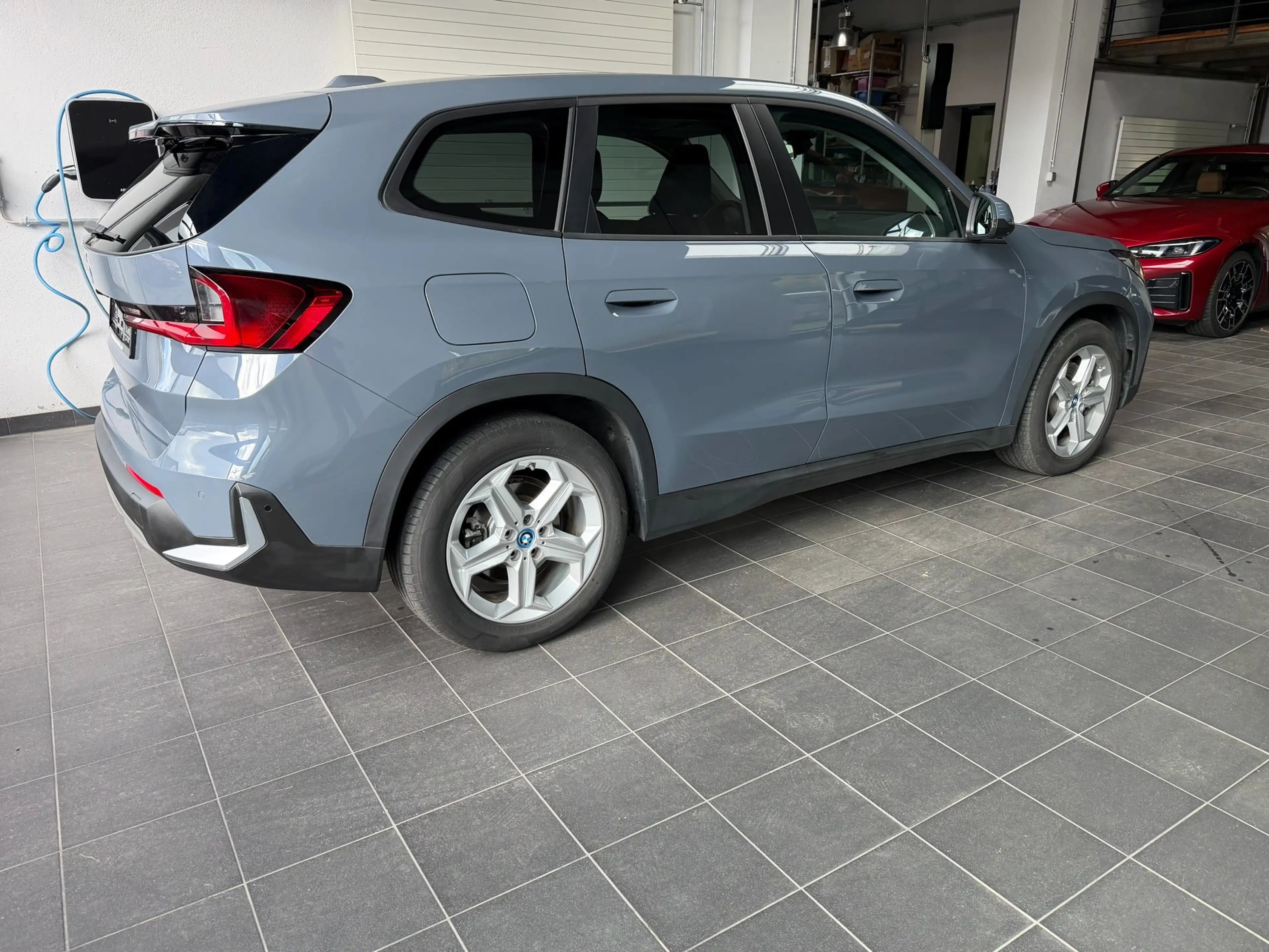 BMW iX1 30 xDrive Panoramadach_Anhängerkupplung_adaptiver Tempomat_Headup_Massagesitz — photo 7