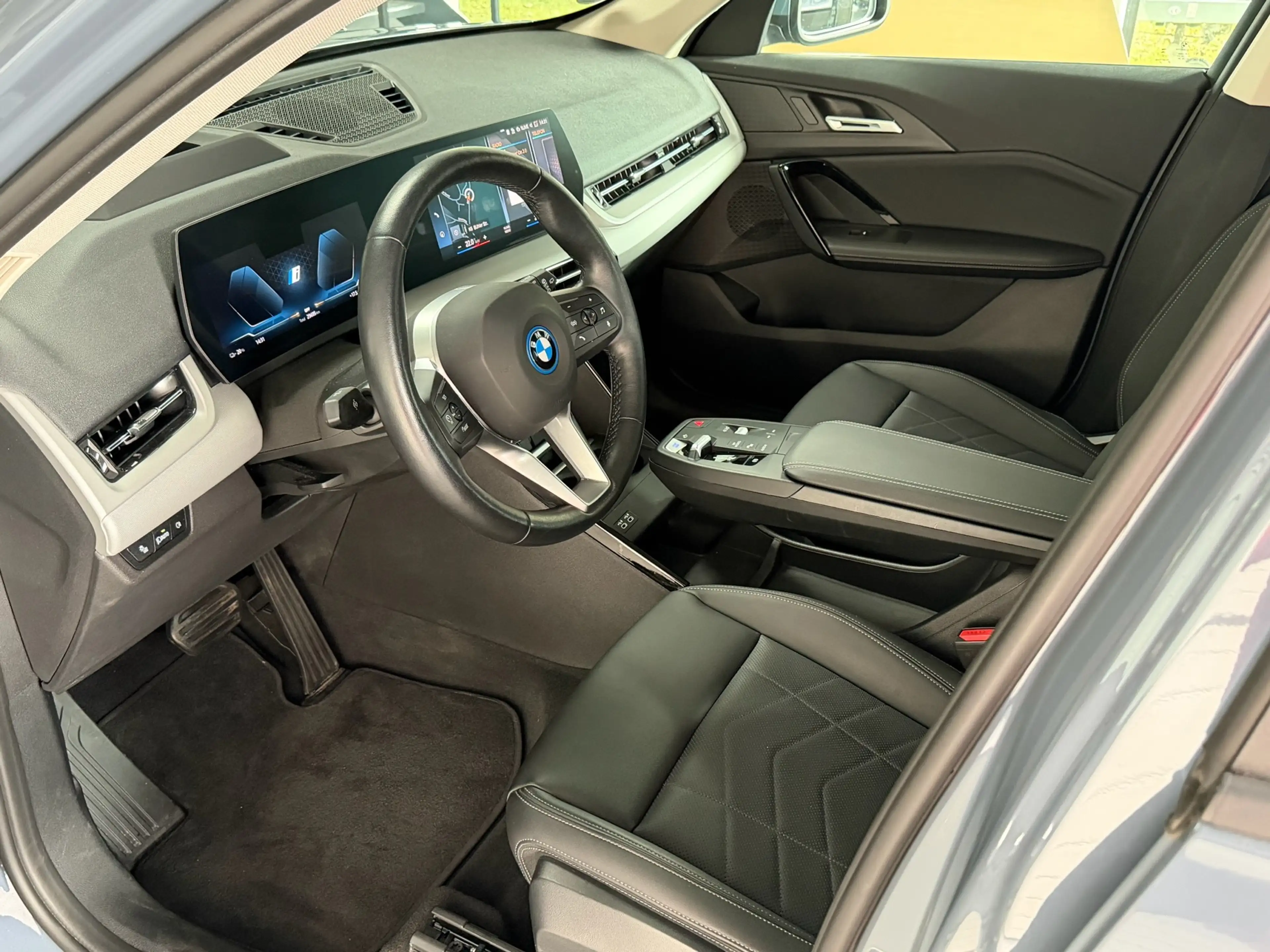 BMW iX1 30 xDrive Panoramadach_Anhängerkupplung_adaptiver Tempomat_Headup_Massagesitz — photo 12