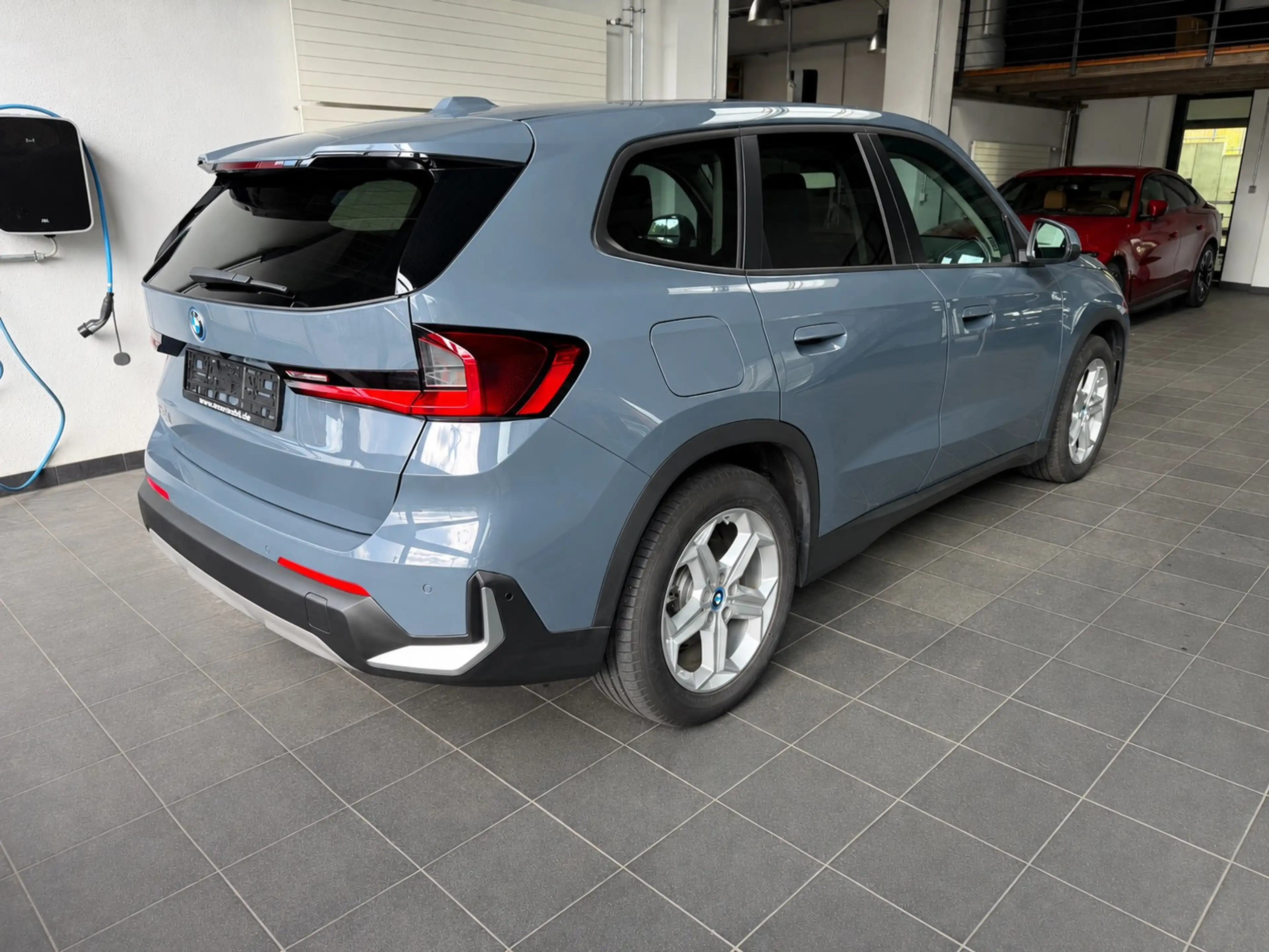BMW iX1 30 xDrive Panoramadach_Anhängerkupplung_adaptiver Tempomat_Headup_Massagesitz — photo 6