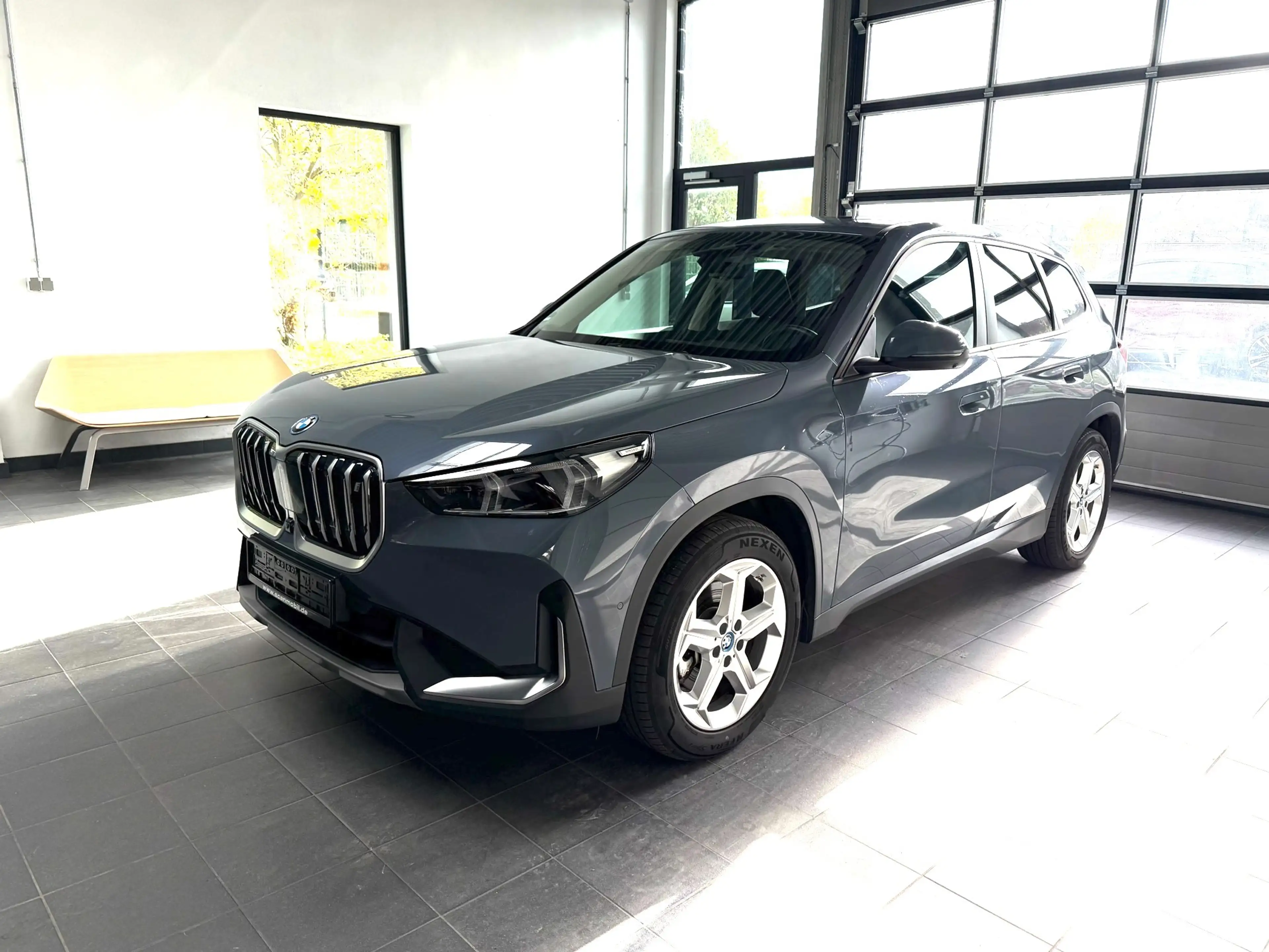 BMW iX1 30 xDrive Panoramadach_Anhängerkupplung_adaptiver Tempomat_Headup_Massagesitz