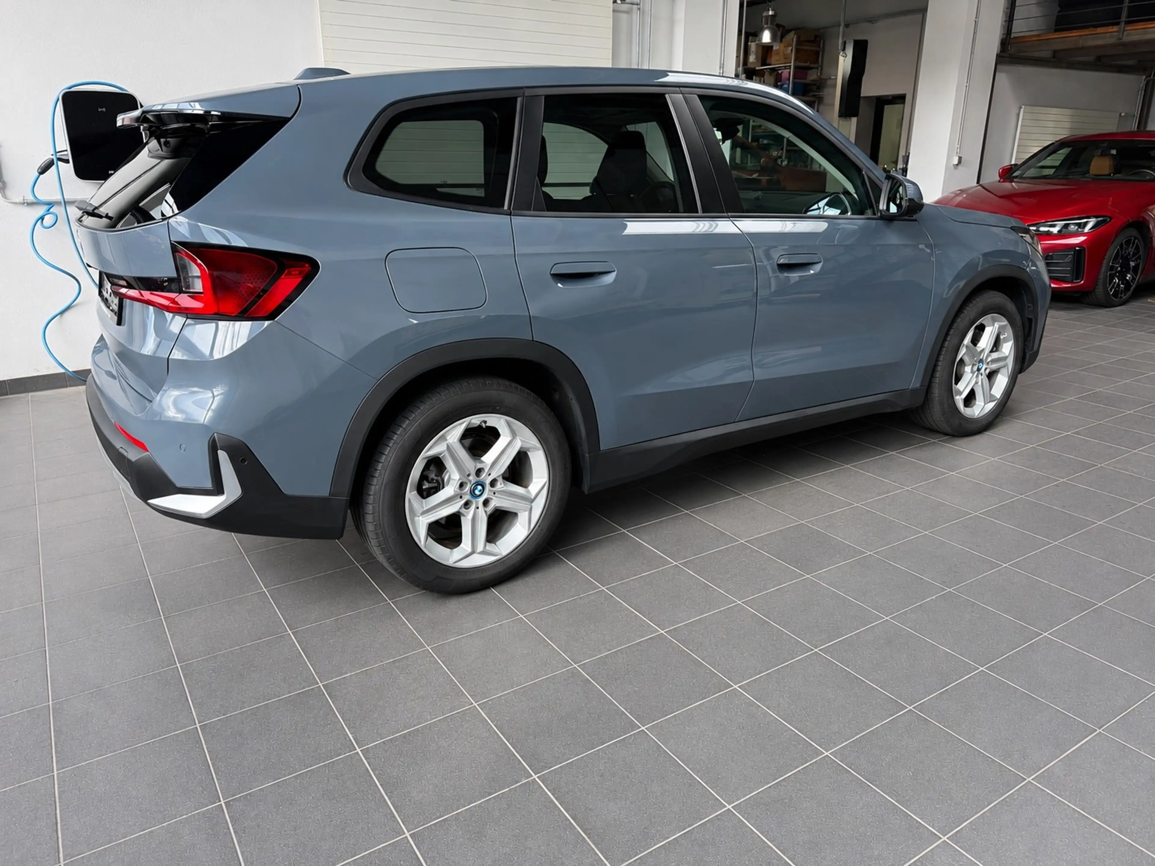 BMW iX1 30 xDrive Panoramadach_Anhängerkupplung_adaptiver Tempomat_Headup_Massagesitz — photo 5