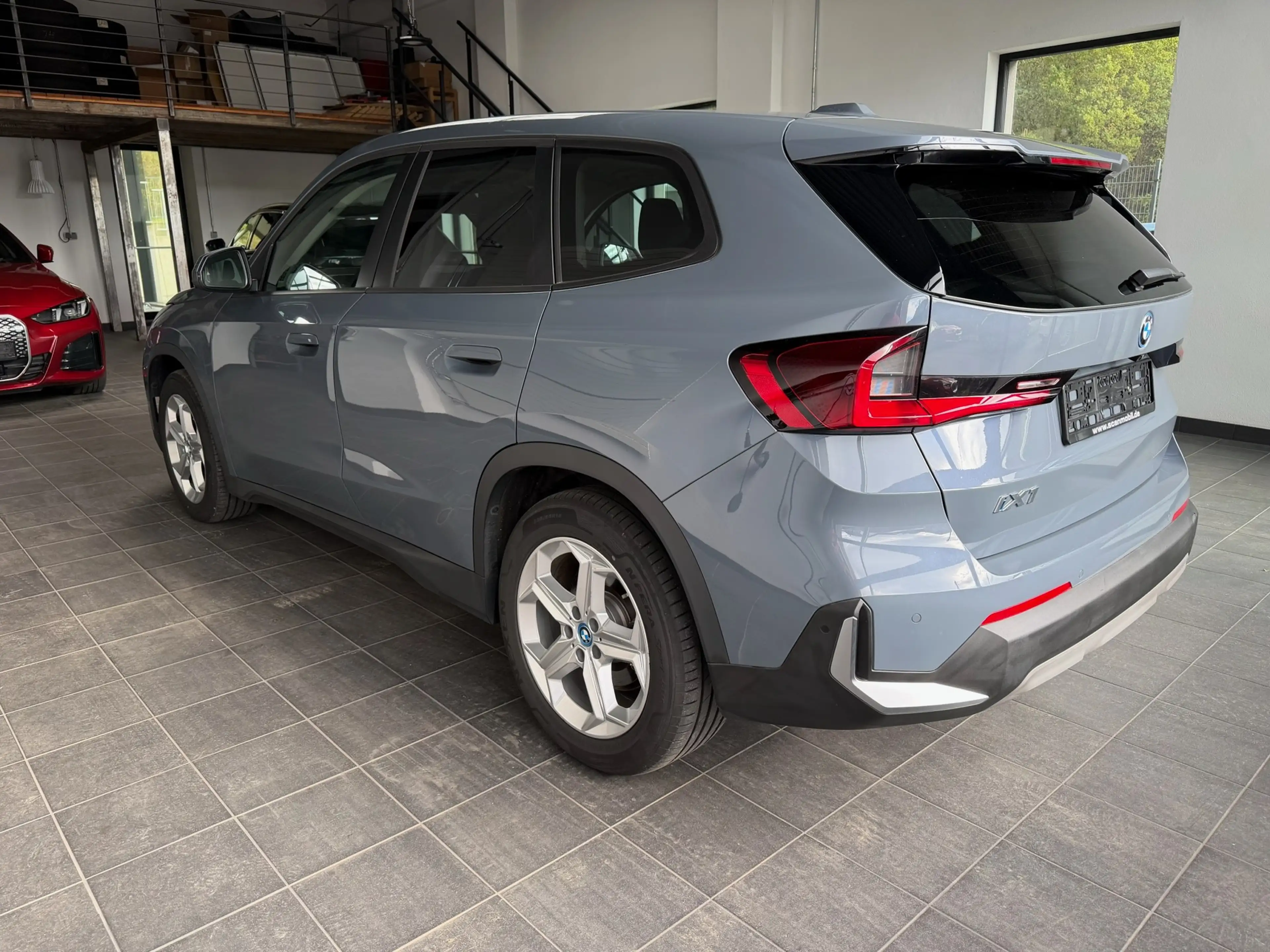 BMW iX1 30 xDrive Panoramadach_Anhängerkupplung_adaptiver Tempomat_Headup_Massagesitz — photo 9