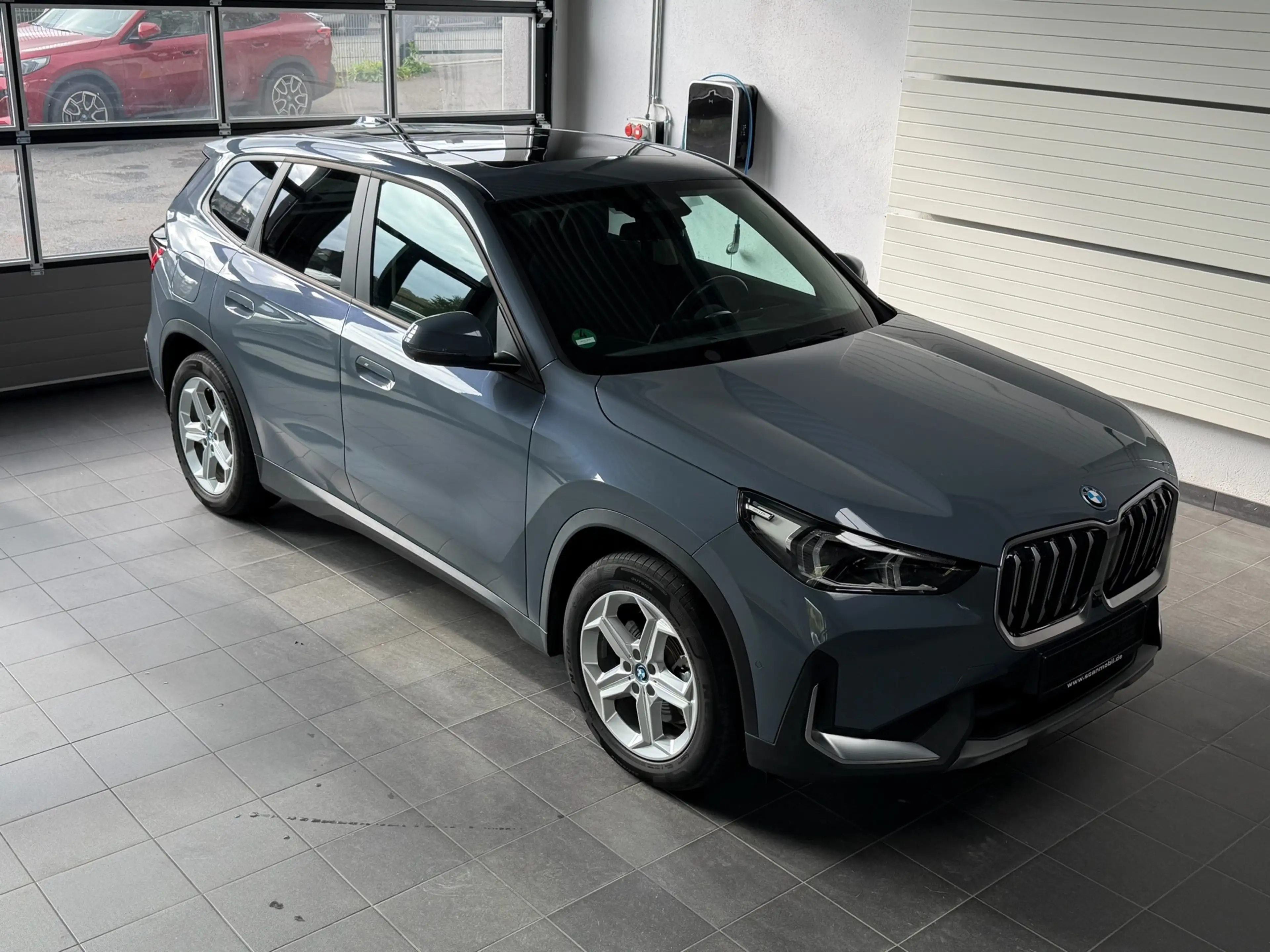 BMW iX1 30 xDrive Panoramadach_Anhängerkupplung_adaptiver Tempomat_Headup_Massagesitz — photo 11