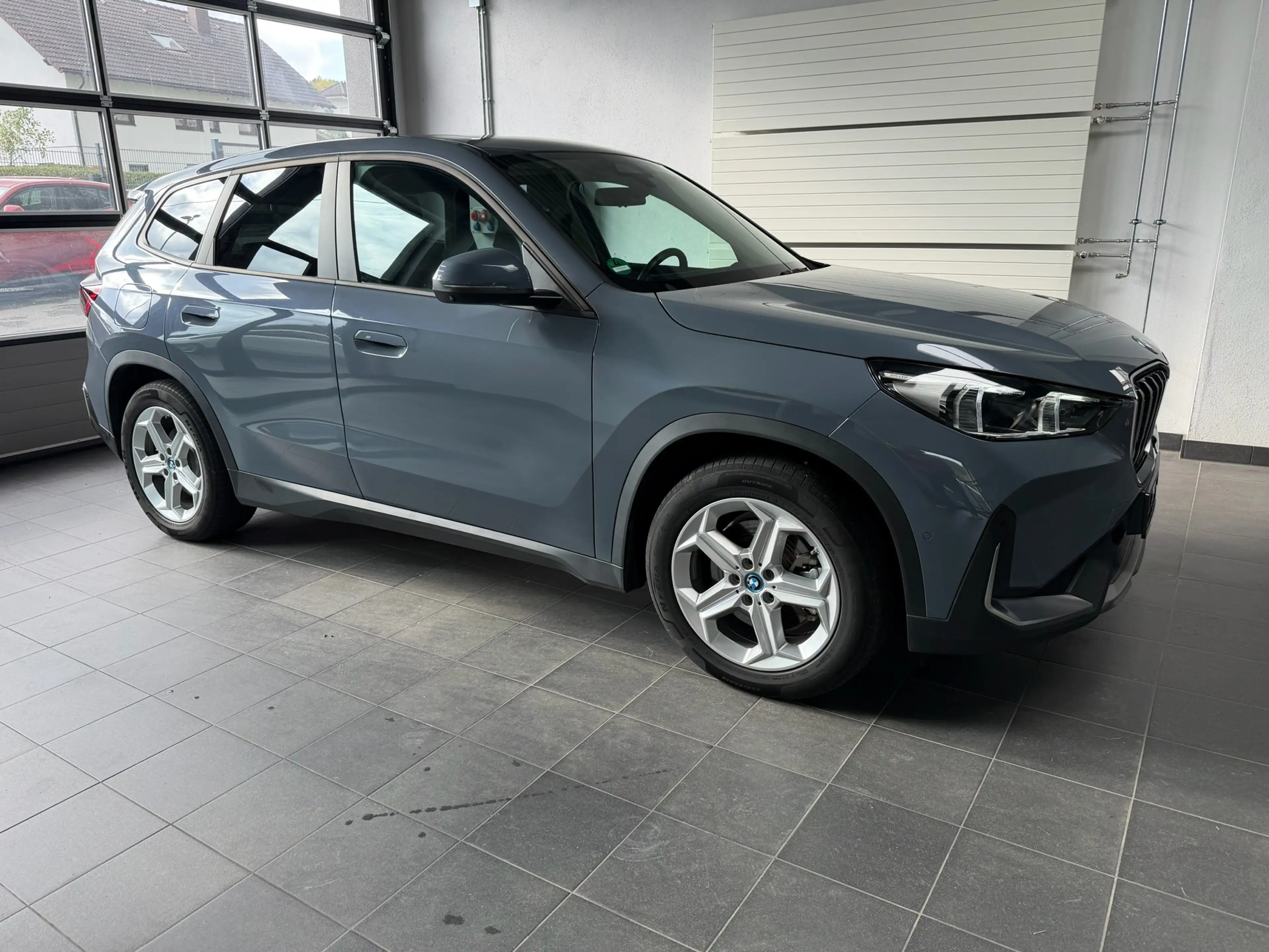 BMW iX1 30 xDrive Panoramadach_Anhängerkupplung_adaptiver Tempomat_Headup_Massagesitz — photo 4