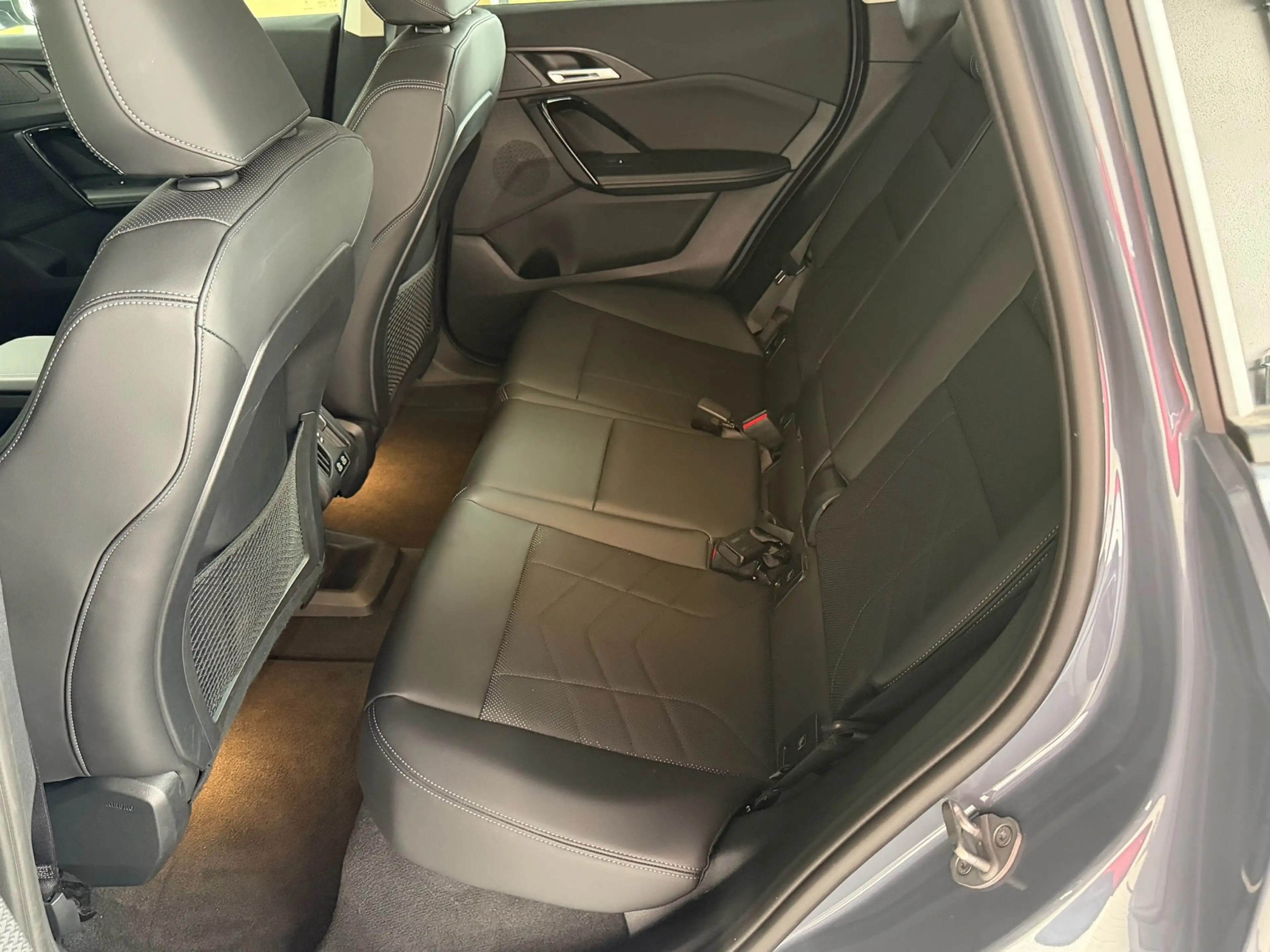 BMW iX1 30 xDrive Panoramadach_Anhängerkupplung_adaptiver Tempomat_Headup_Massagesitz — photo 15