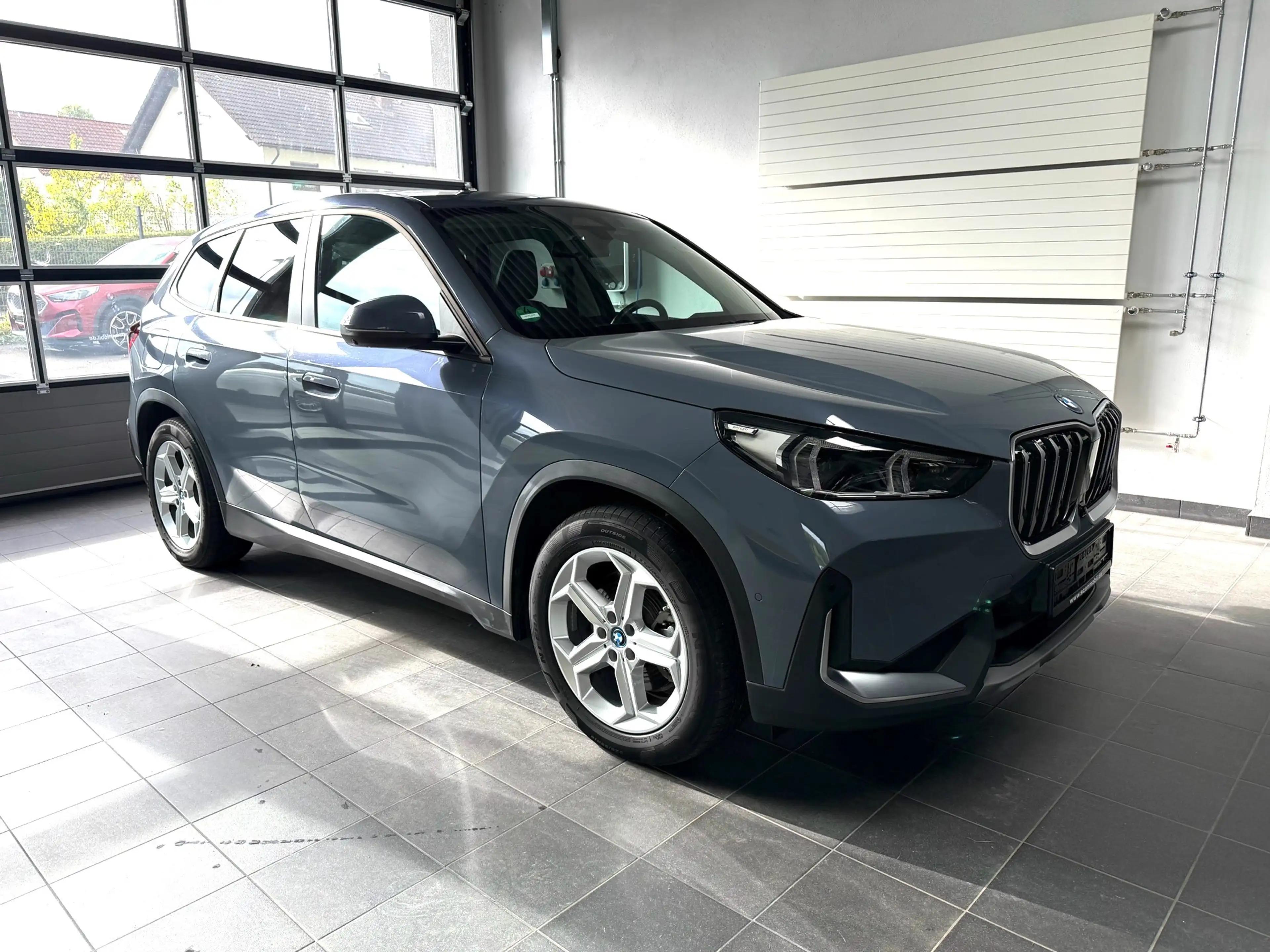 BMW iX1 30 xDrive Panoramadach_Anhängerkupplung_adaptiver Tempomat_Headup_Massagesitz — photo 3