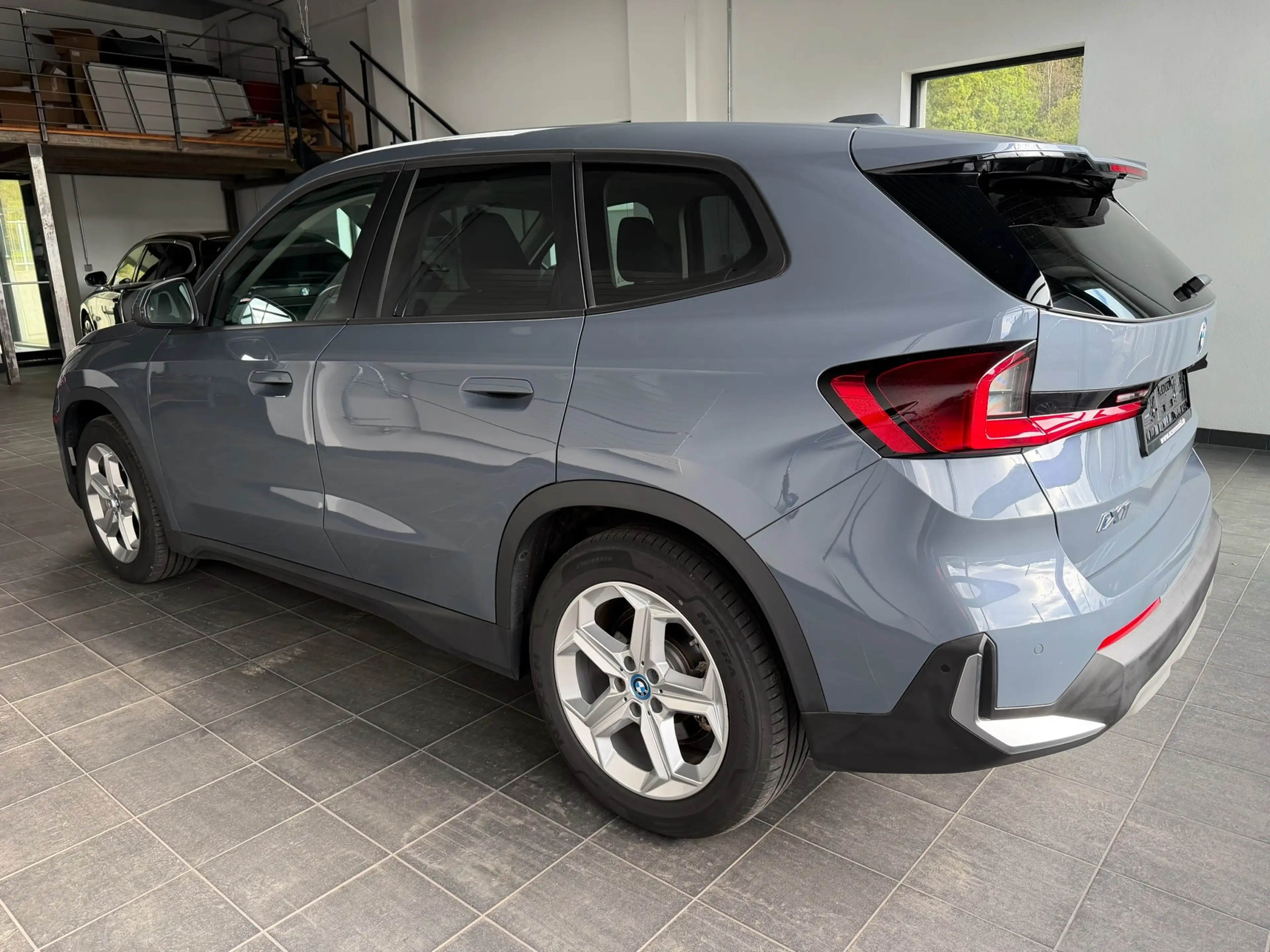 BMW iX1 30 xDrive Panoramadach_Anhängerkupplung_adaptiver Tempomat_Headup_Massagesitz — photo 10