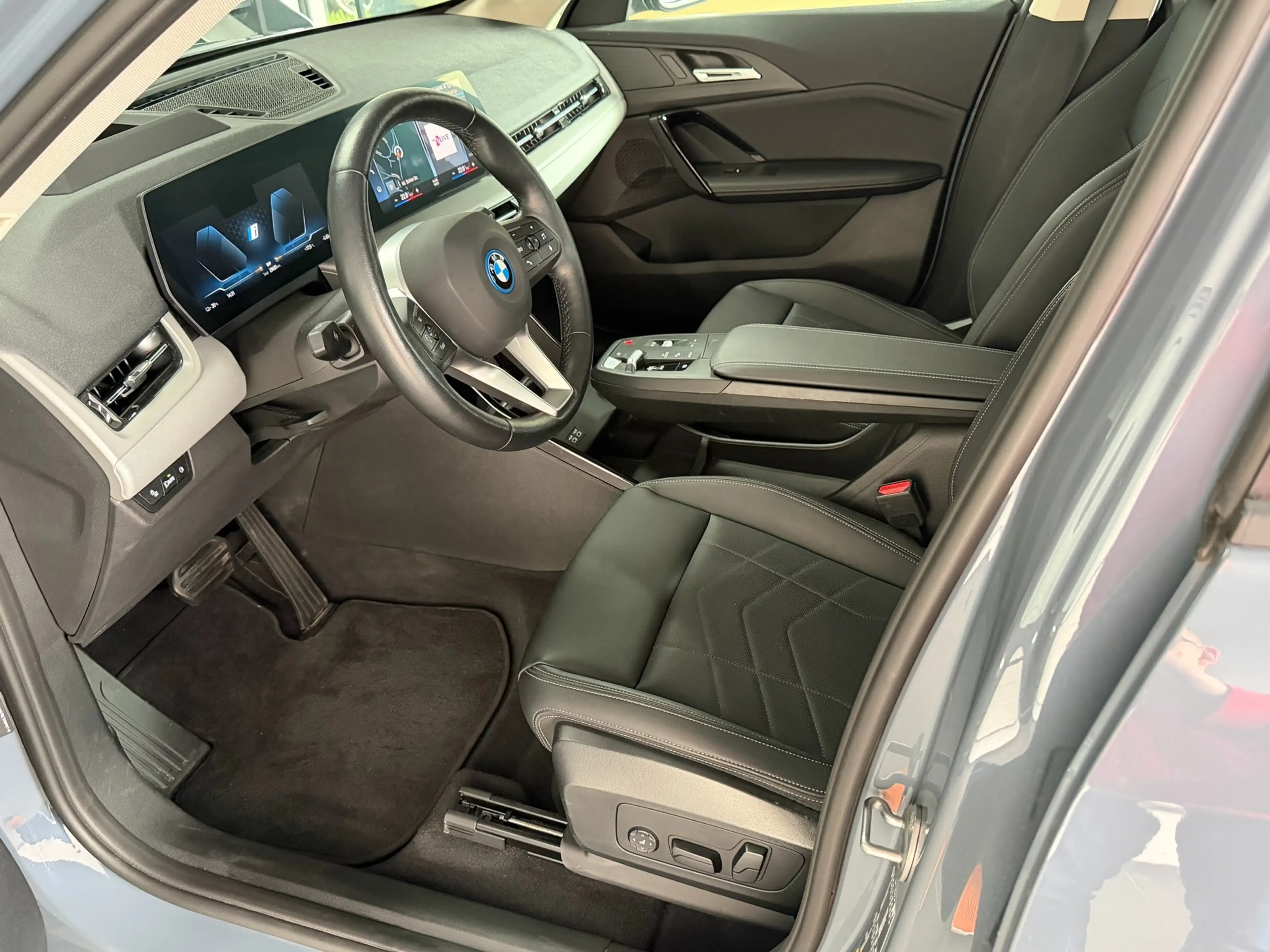 BMW iX1 30 xDrive Panoramadach_Anhängerkupplung_adaptiver Tempomat_Headup_Massagesitz — photo 13