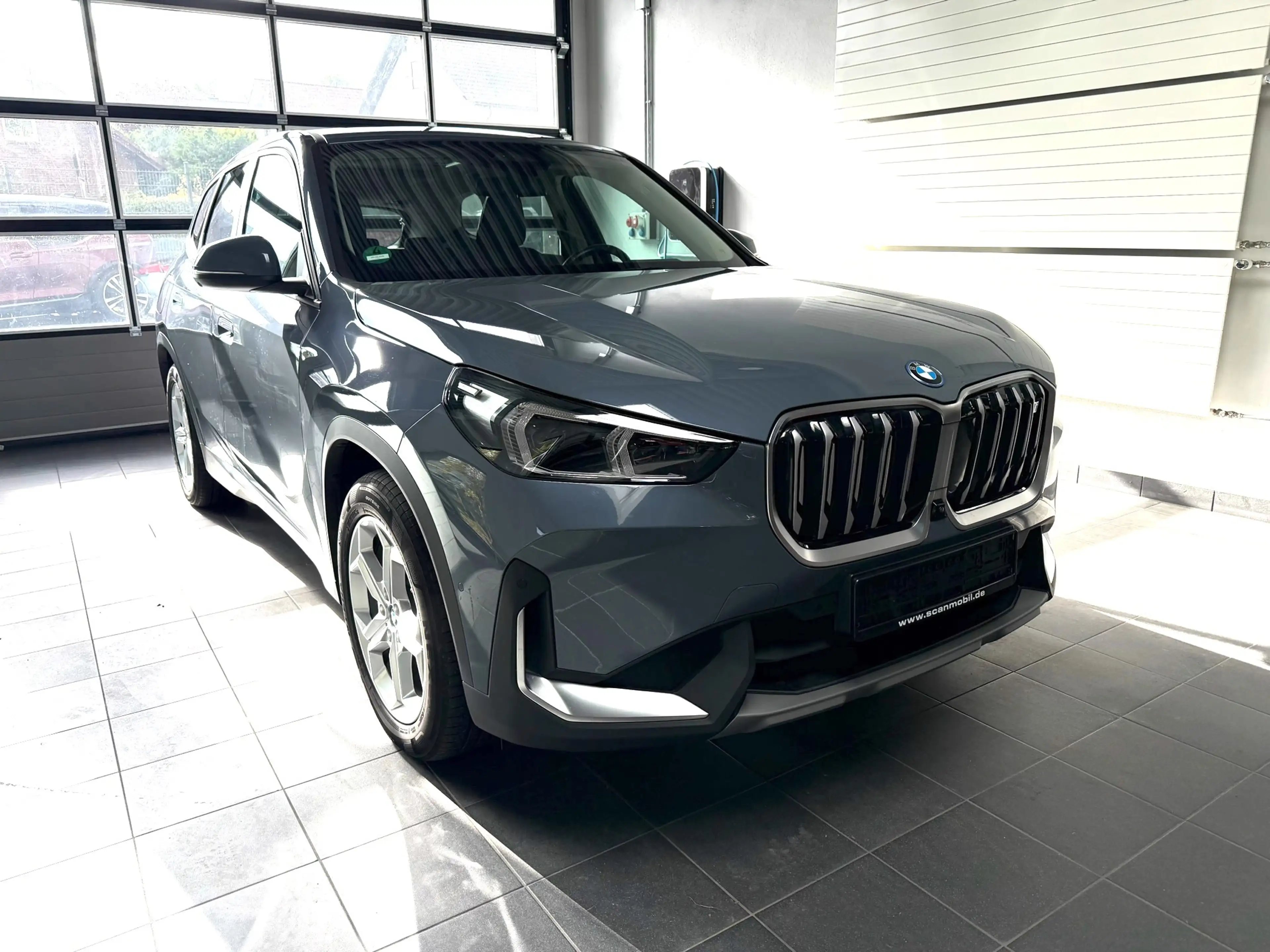BMW iX1 30 xDrive Panoramadach_Anhängerkupplung_adaptiver Tempomat_Headup_Massagesitz — photo 2
