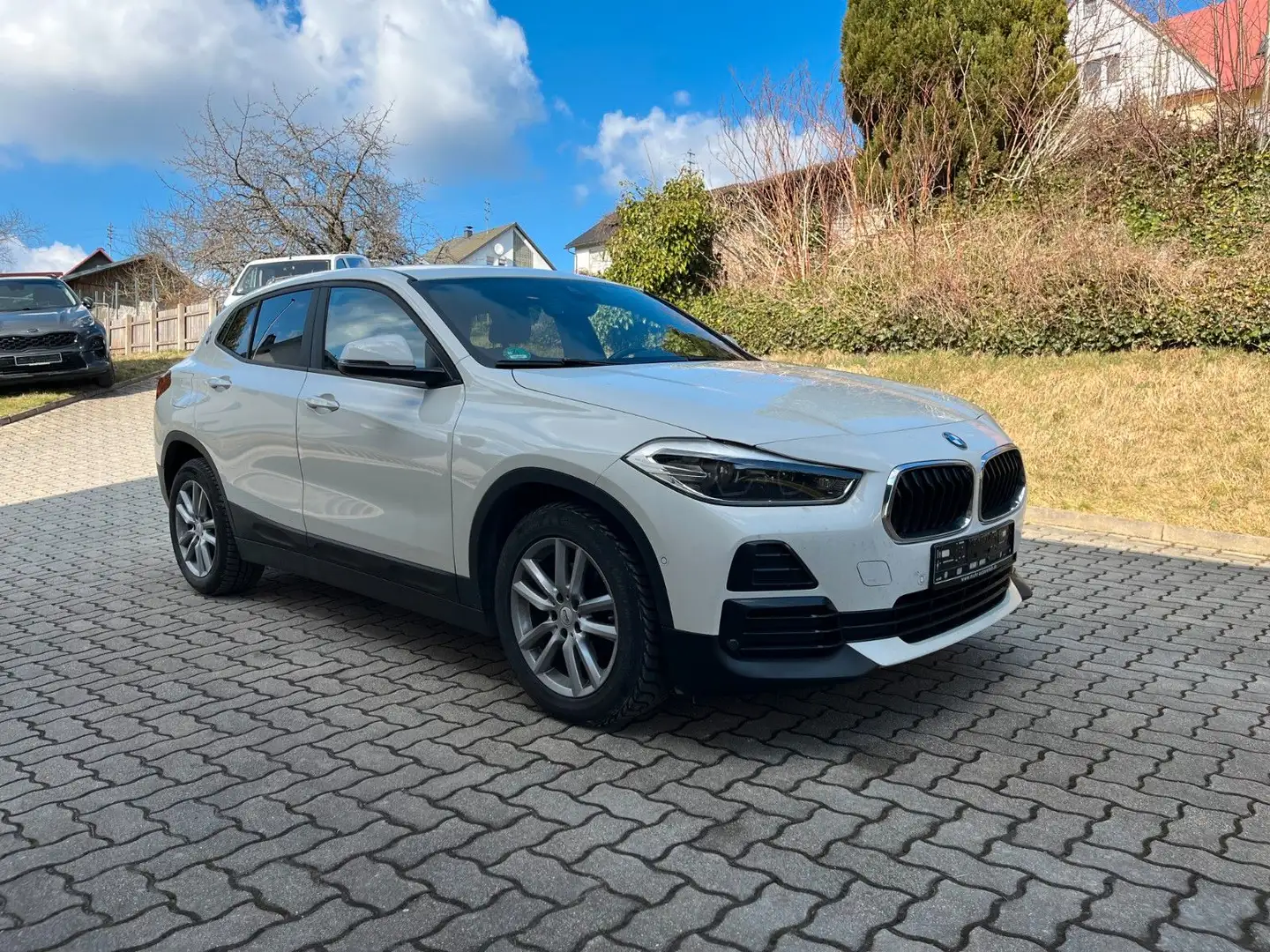 BMW X2 xDrive 18d Advantage - Navi, LED, AHK Weiß - 1