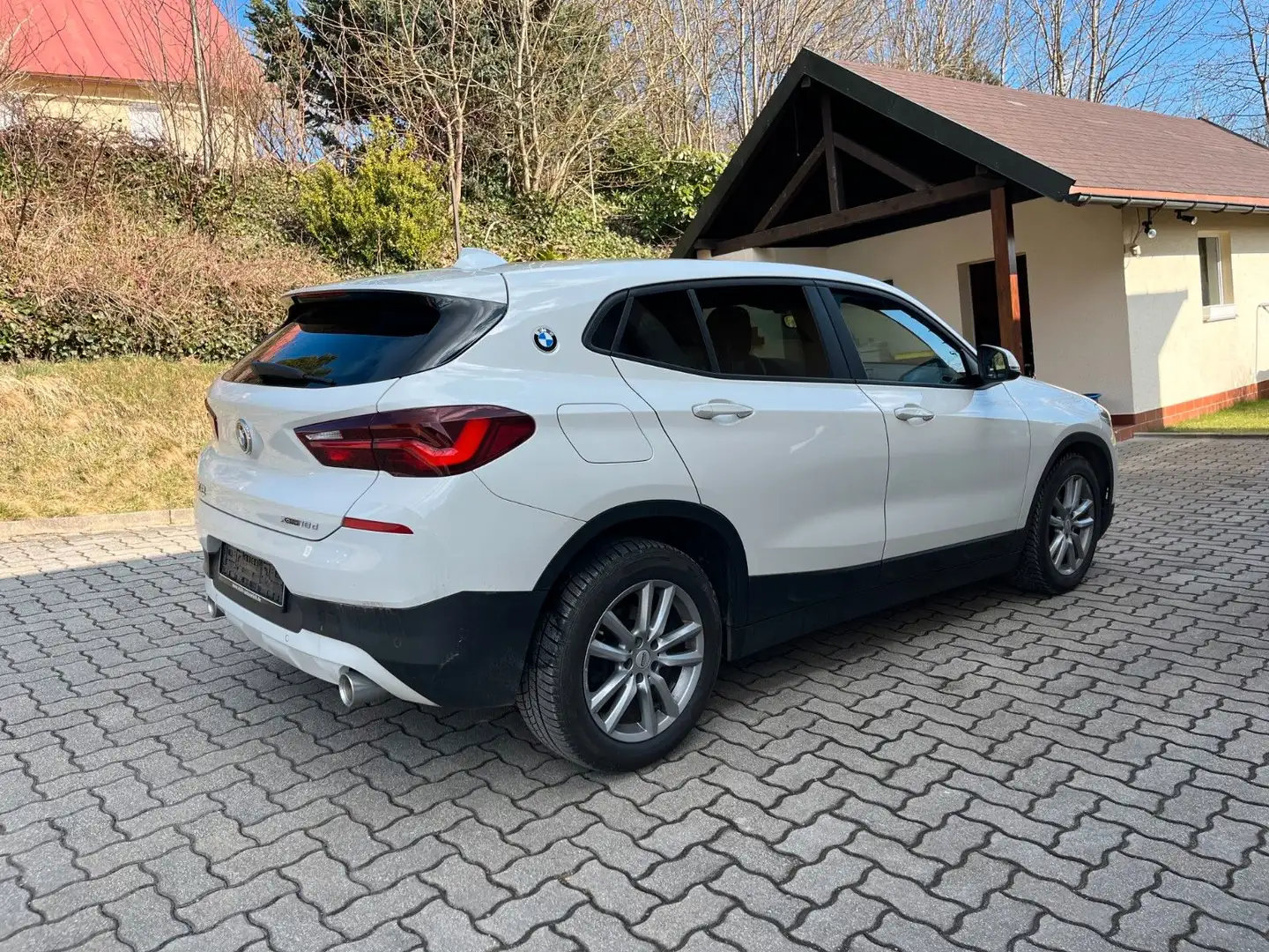 BMW X2 xDrive 18d Advantage - Navi, LED, AHK Weiß - 2