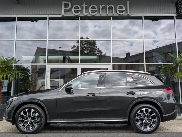 Mercedes-Benz GLC view 3