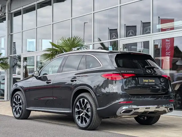 Mercedes-Benz GLC view 4