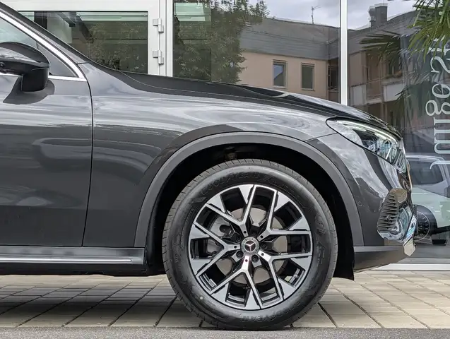 Mercedes-Benz GLC view 12