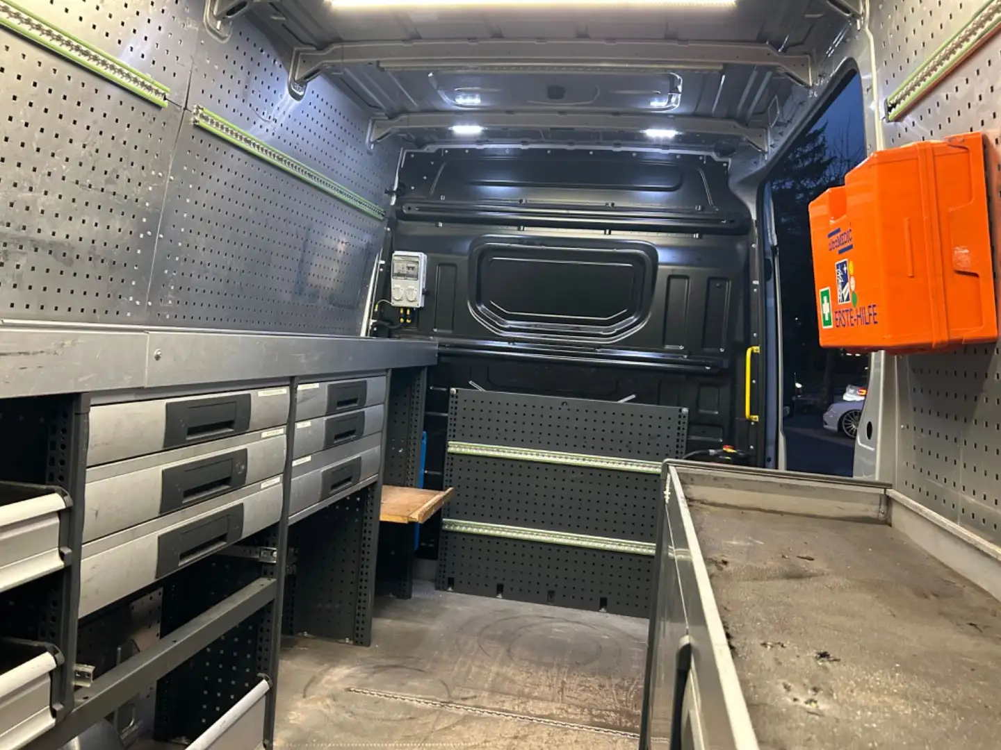 Volkswagen Crafter 35 Mittellang Hochdach/PDC/werkstaREGALE Argent - 2