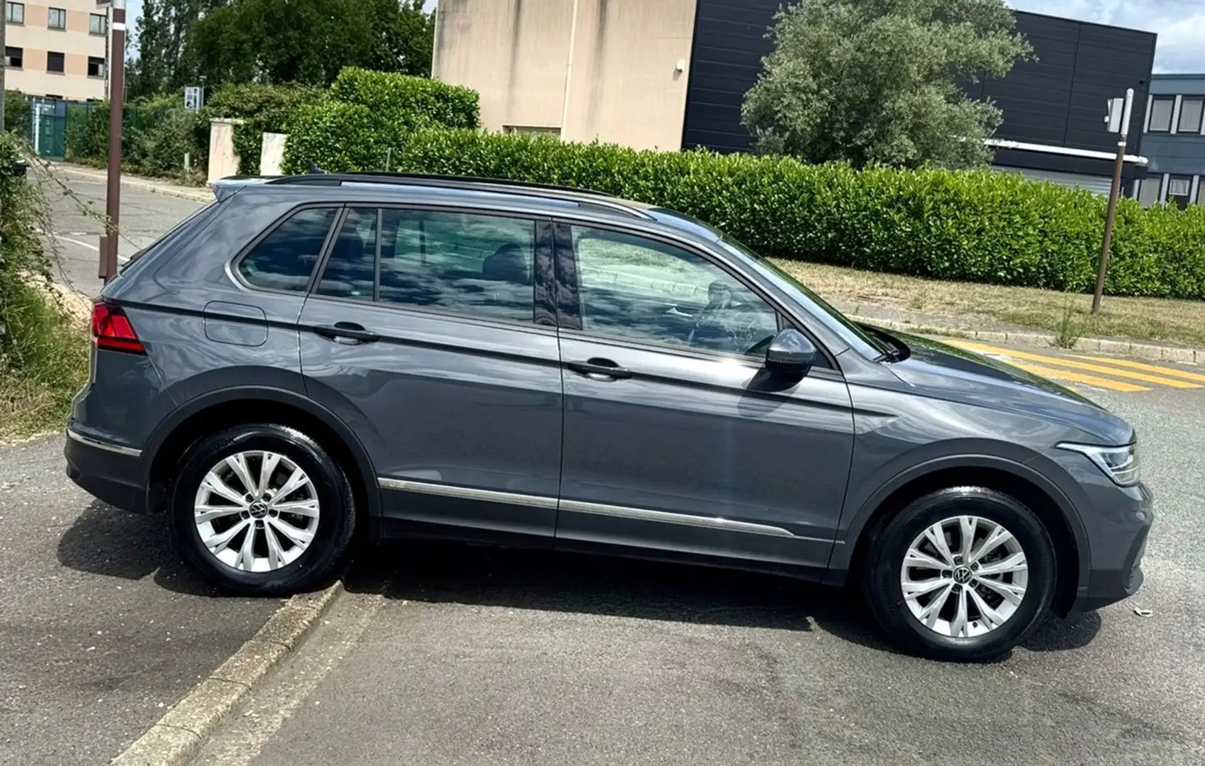 Volkswagen Tiguan 1.5 TSI 150 DSG7 LIFE BUSINESS 05/2023 25000HT Gris - 2